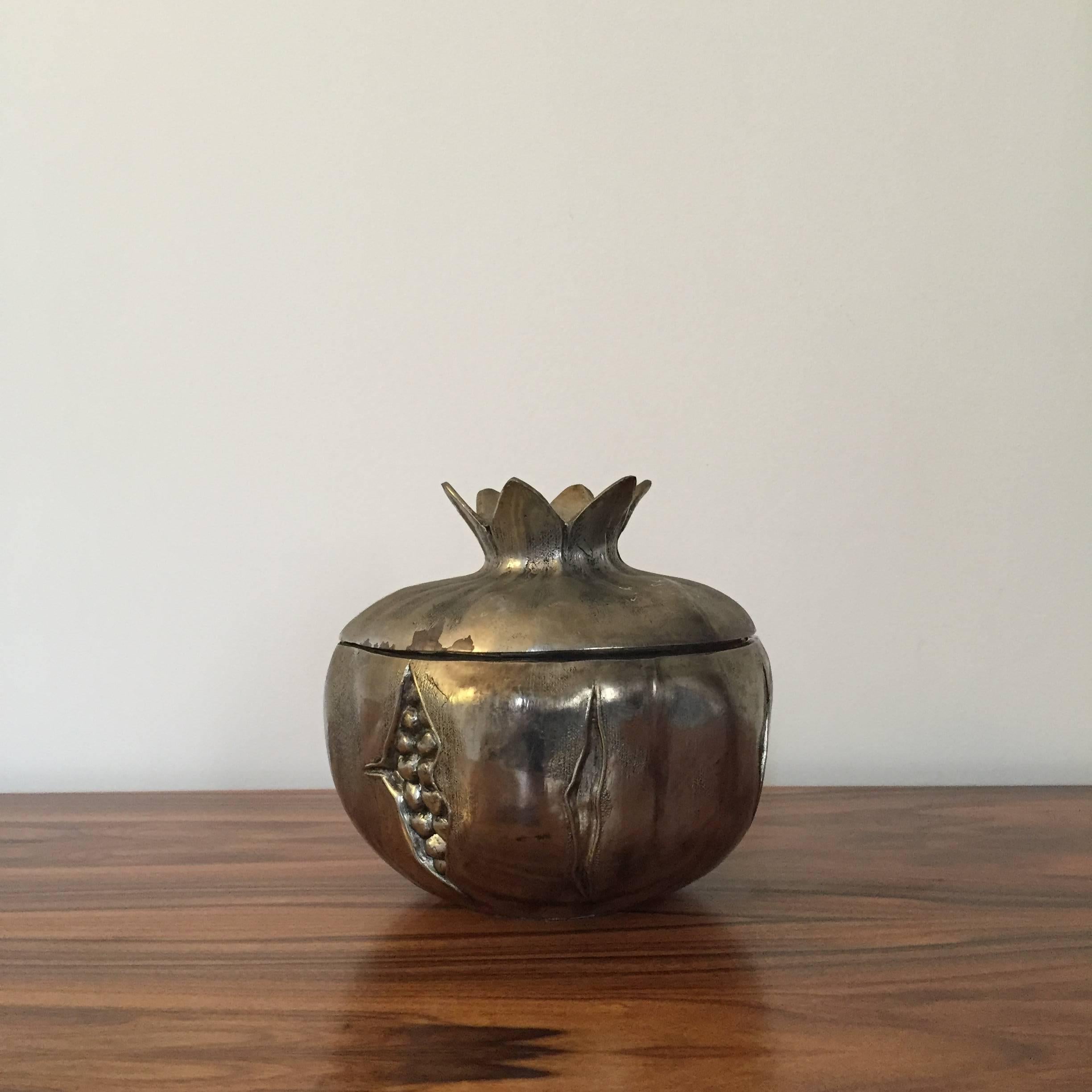 Beautiful pomegranate ice bucket by Mauro Manetti.
Silvered metal, Italy, 1950.
Stamp on the reverse: M. M., fond. d'arte Firenze, Made in Italy.