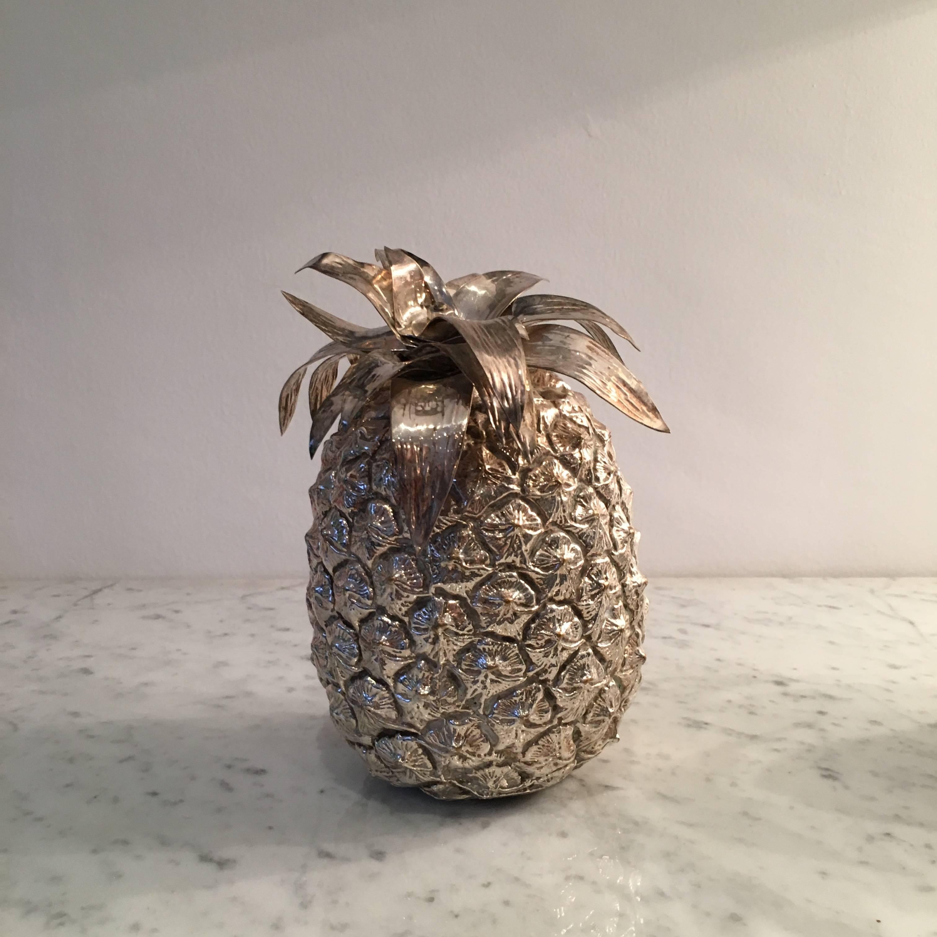Beautiful decorative pair of pineapple in silvered metal.
Manufactured by Mauro Manetti, circa 1960.