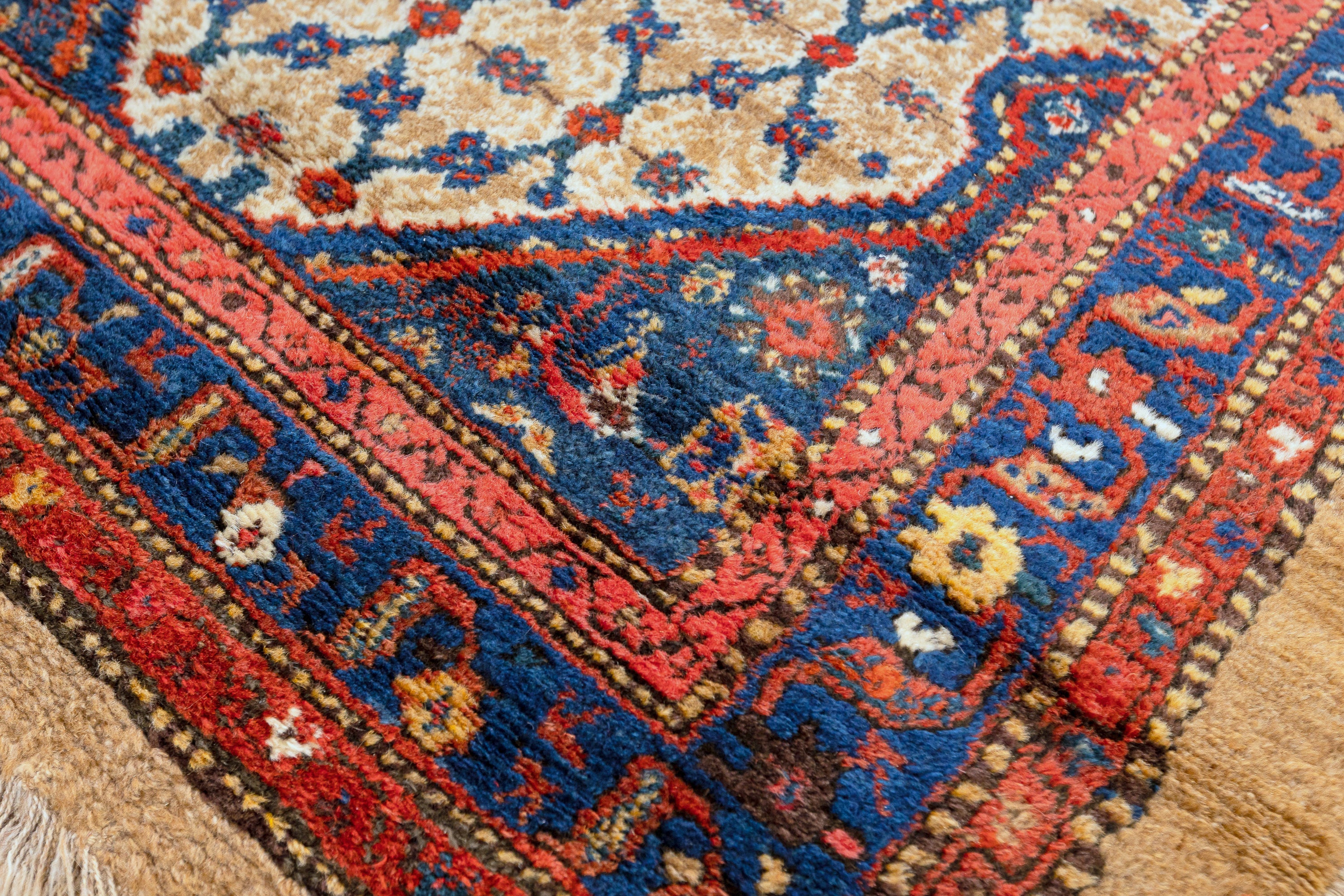 Ancien tapis persan Malayer - Un aperçu de l'histoire dans chaque point

Imaginez la lumière du soleil traversant vos fenêtres, se reflétant sur les losanges délicats et les motifs floraux de ce tapis persan ancien Malayer, créant un aspect