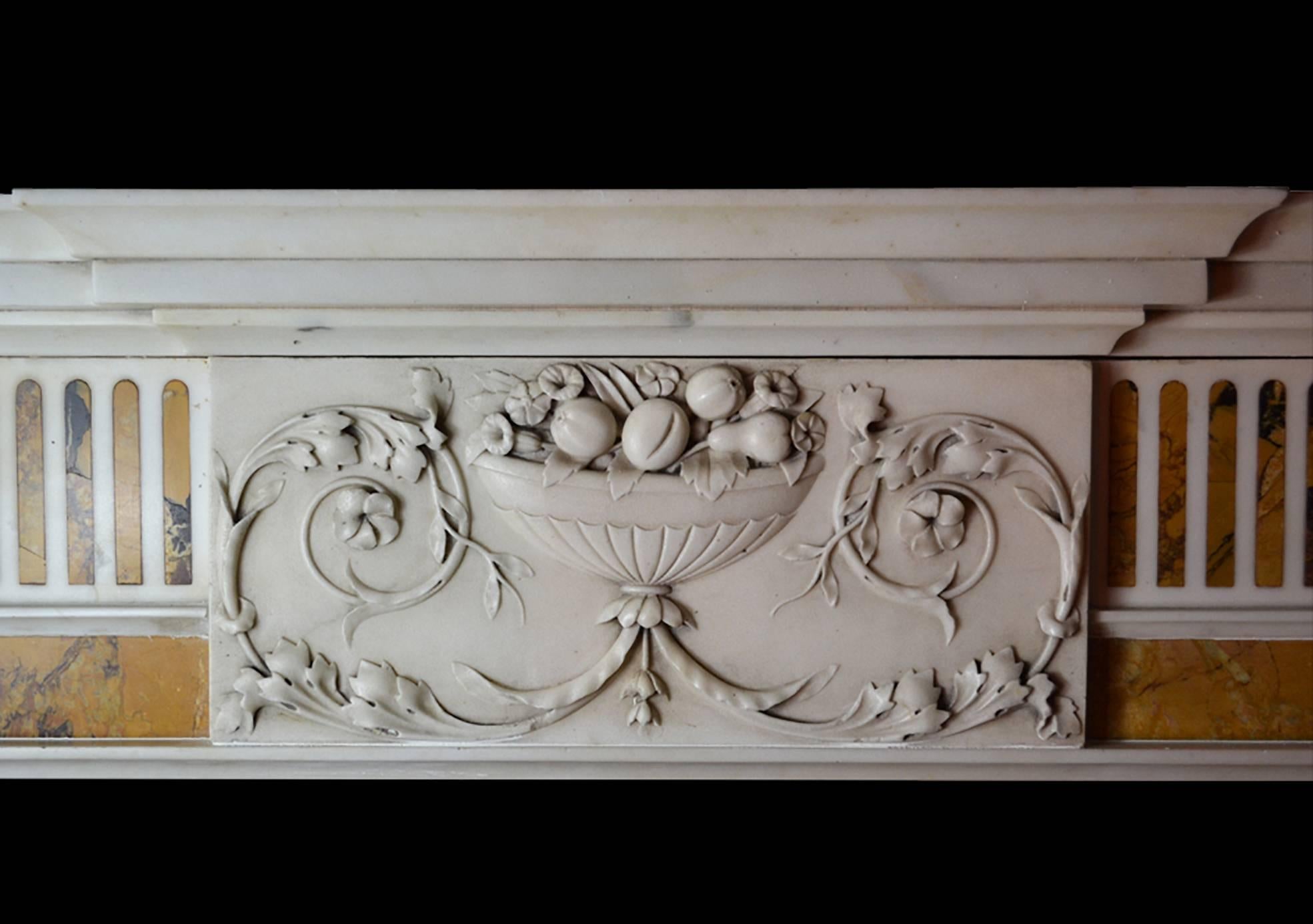 Ein eleganter und wohlproportionierter irischer Kamin aus dem späten 18. Jahrhundert aus Marmor GEO-ZE29, um 1790. Der Kamin hat spitz zulaufende Pilaster mit Intarsien aus dem Siena-Kloster, die unter langgestreckten Eckblöcken mit klassisch