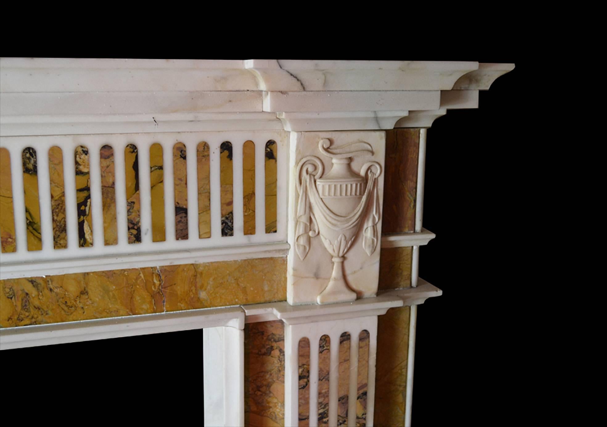 Irischer Kamin aus Bildhauermarmor des 18. Jahrhunderts mit befestigtem Siena-Marmor im Angebot 1