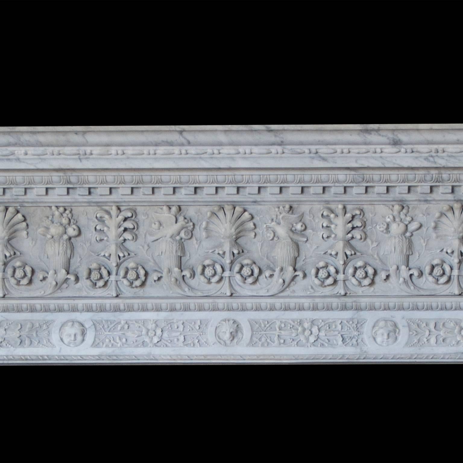 Une impressionnante cheminée de la Renaissance italienne de la fin du XIXe siècle en marbre de Carrare. La frise est sculptée d'un hymne continu et de détails feuillagés, les montants sont cannelés et décorés de piédestaux en balustre, avec des
