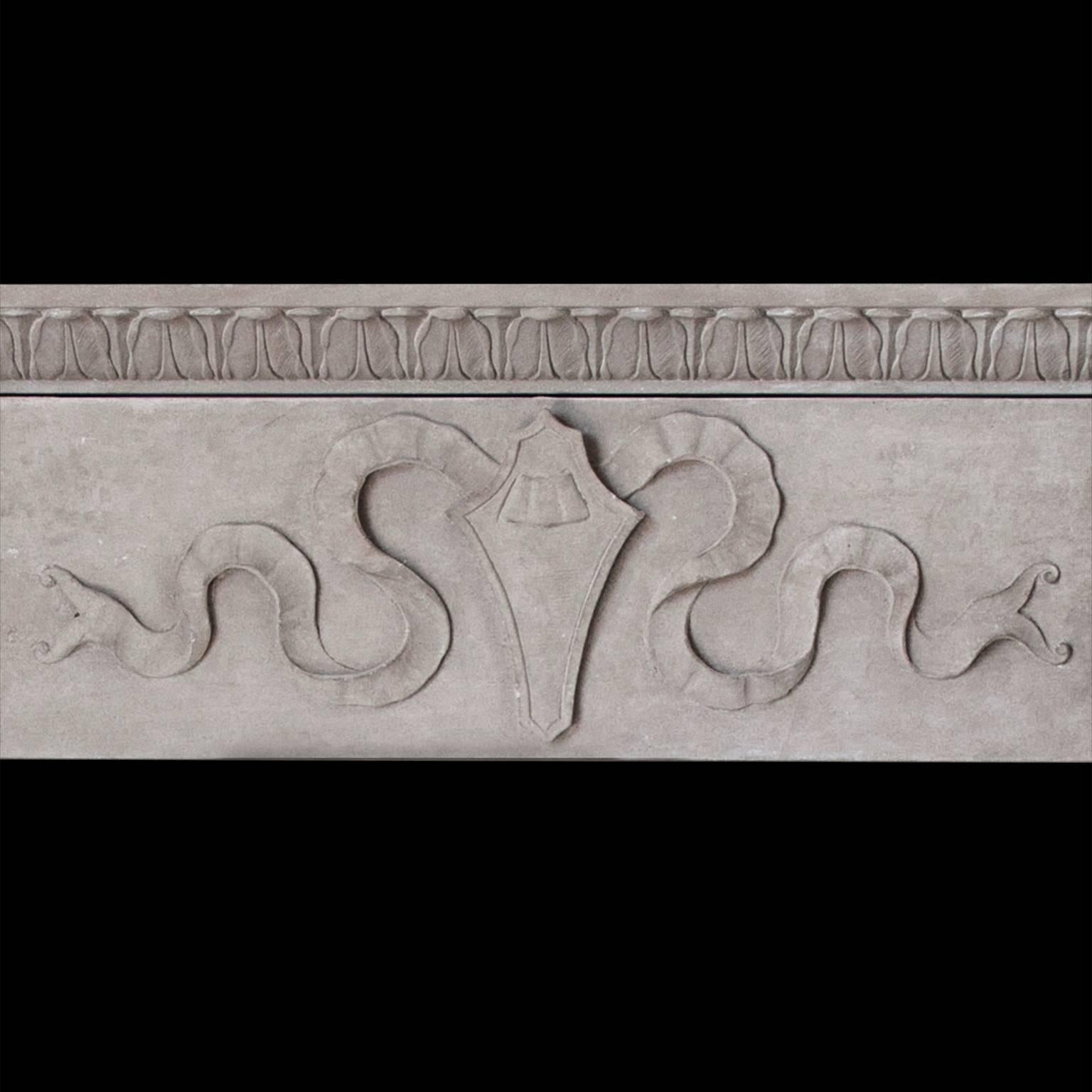 Ein moderner Kaminsims aus Sandstein mit Schild- und Bandschnitzereien auf dem Fries, der ein tiefes Regal mit Lammzungenverzierung trägt. Die 3/4-Säuleneinfassungen tragen Akanthus-Konsolen

Abmessungen der Öffnung: 72 1/2