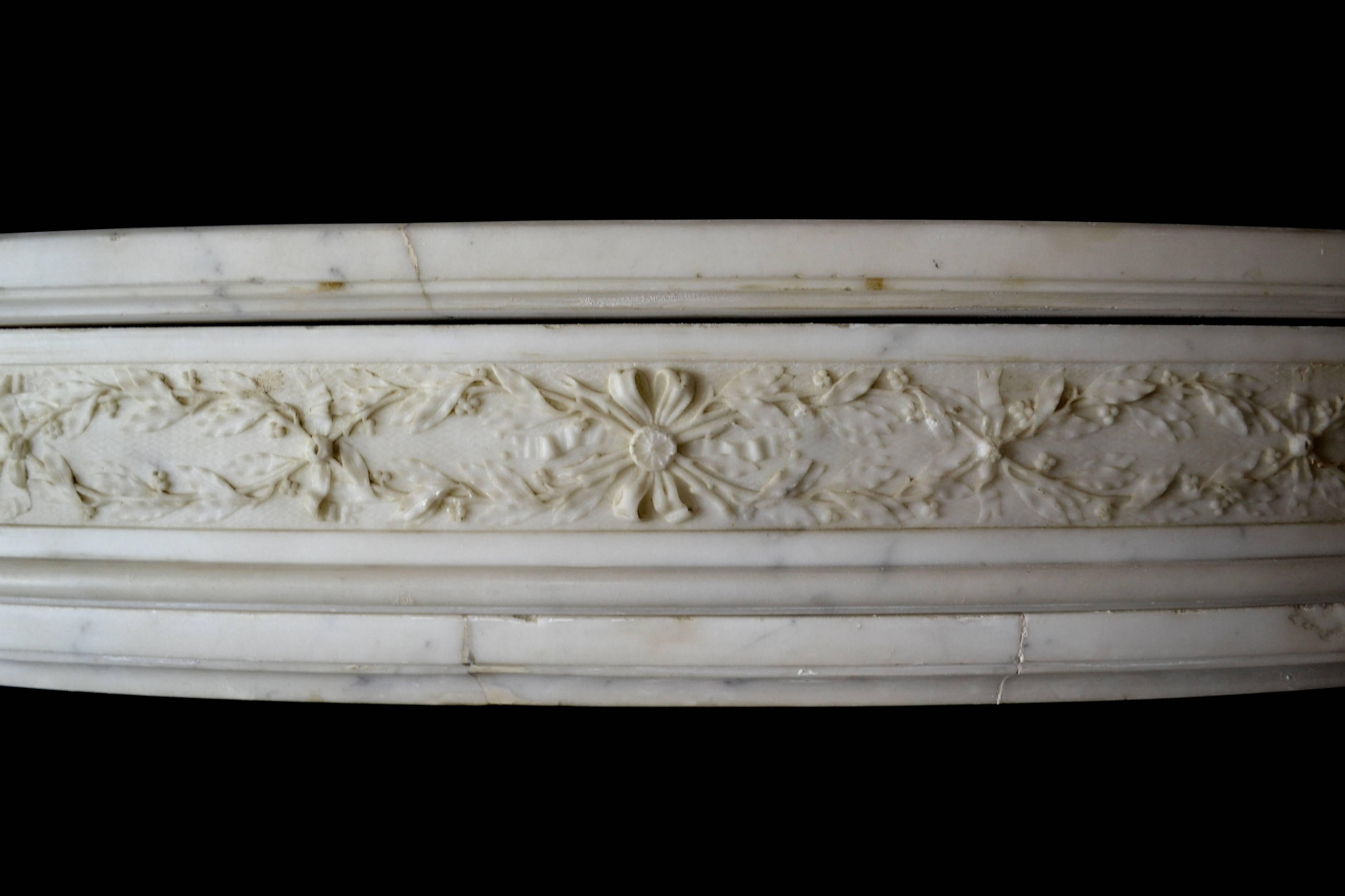 Ein kleiner statuarischer Marmorsims mit Bogenfront im Louis XVI-Stil und kannelierten Pfosten.

Abmessungen der Öffnung: 29 1/4