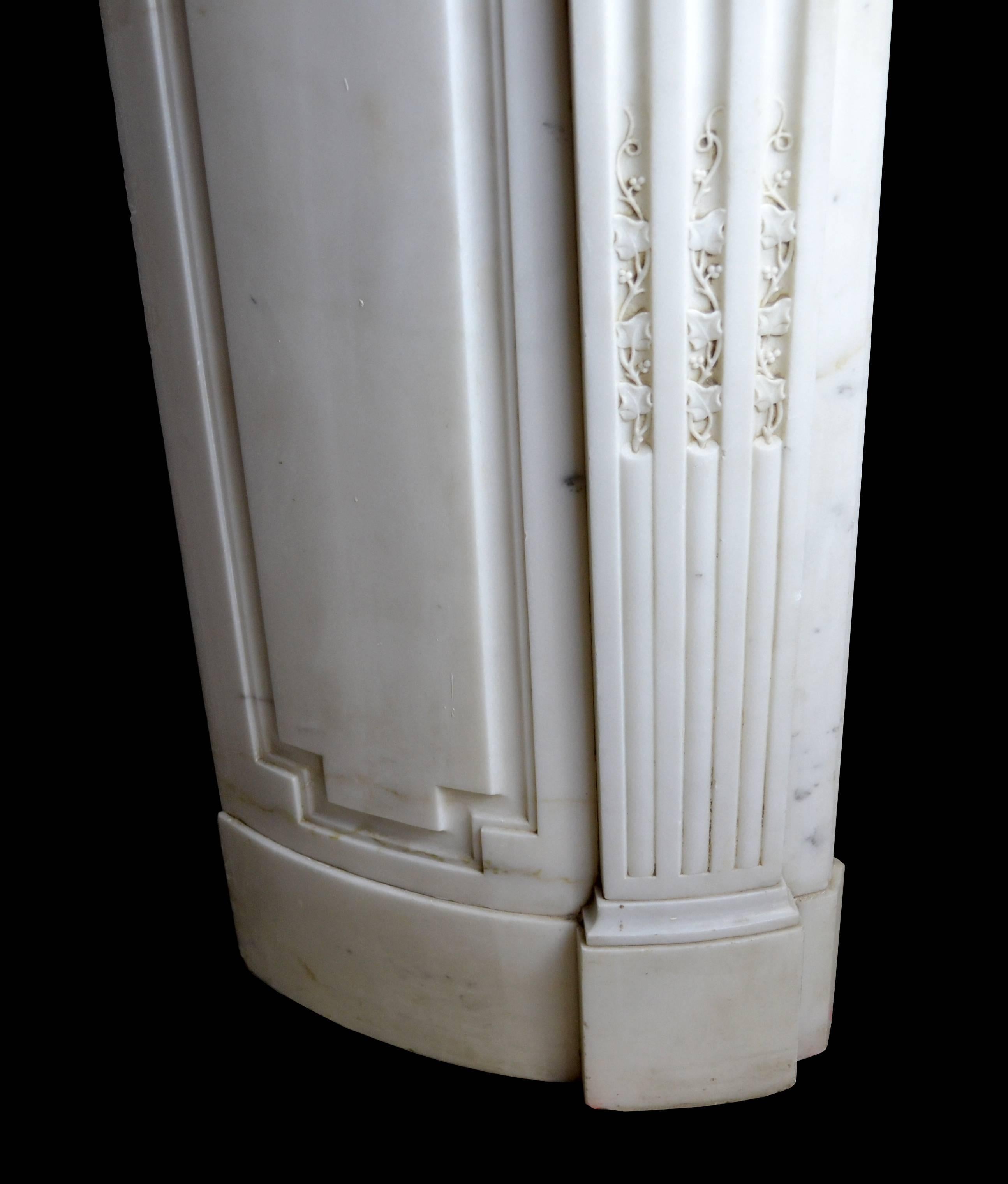 Kaminsims aus Bildhauermarmor mit Bogenfront im Louis-XVI-Stil und kannelierten Jambs im Zustand „Gut“ im Angebot in New York, NY