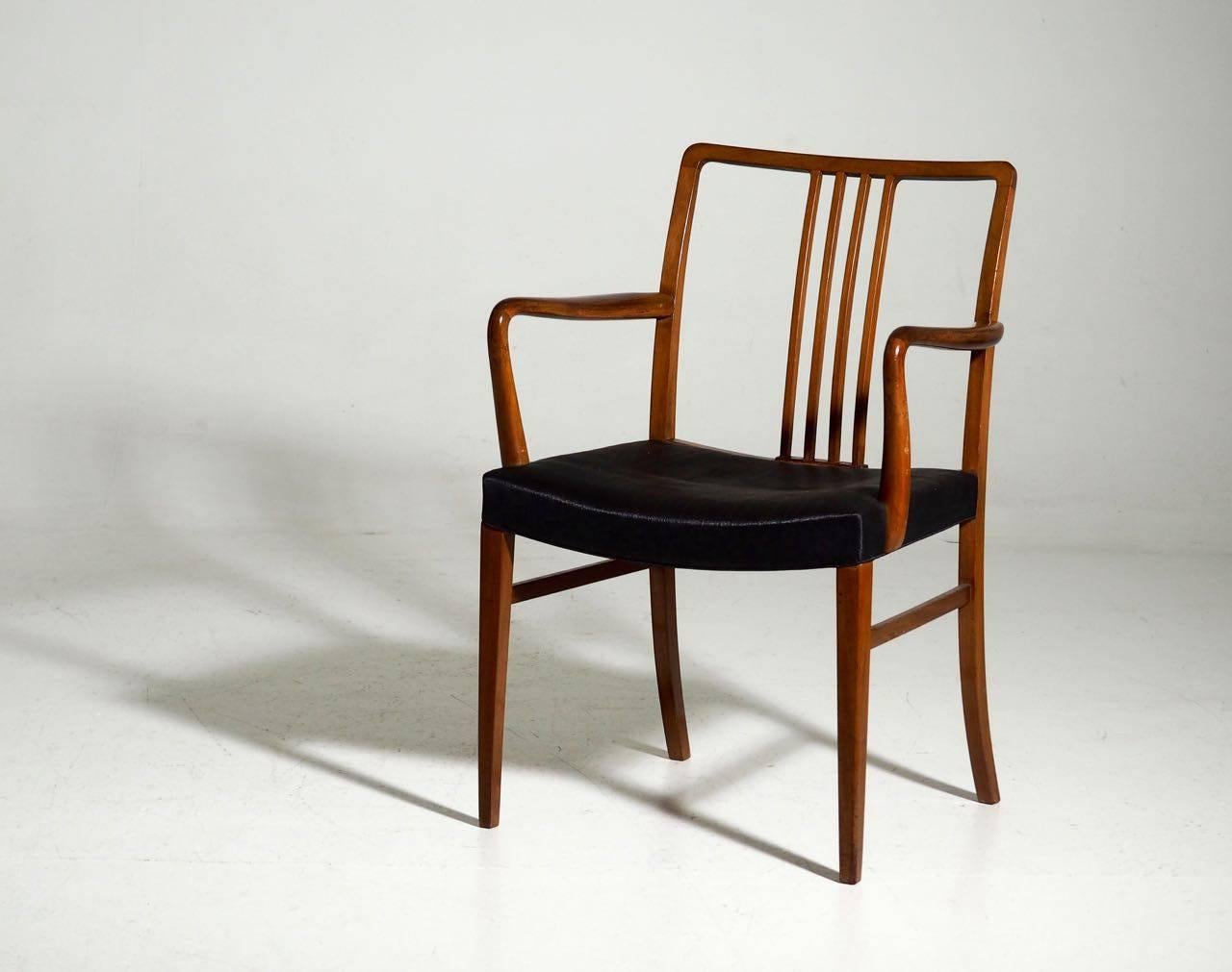 A rare set of 12 Mid-Century Modern dining chairs ( 10 side chairs and 2 armchairs ) in mahogany with black woven horsehair upholstery, possibly by Frits Henningsen.

The seat depth for the side chairs is 15.75