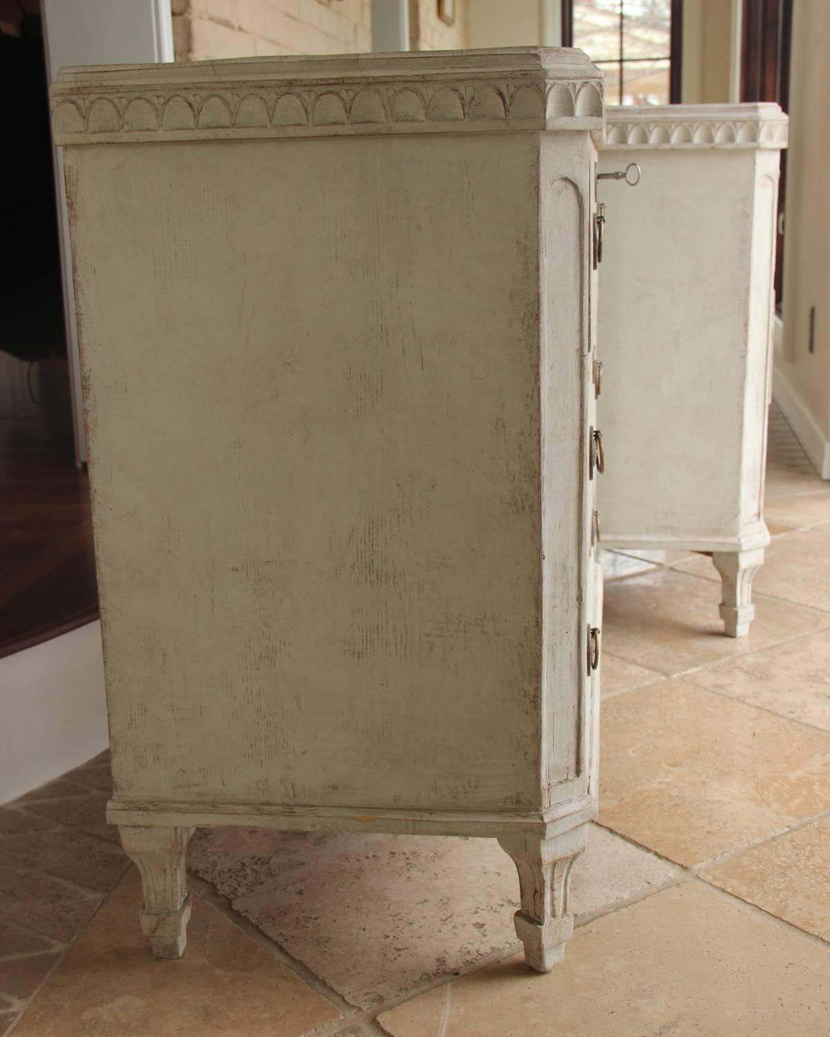 Swedish Gustavian Style Pair of Painted Bedside Chests In Excellent Condition In Wichita, KS