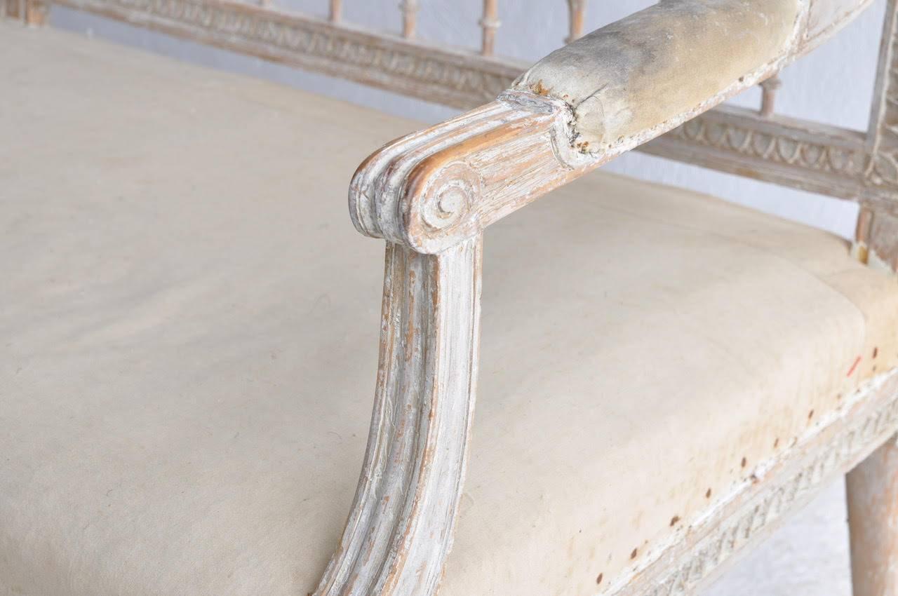 Hand-Carved Swedish Period Gustavian Lindome Sofa Bench in Original Paint, 18th Century