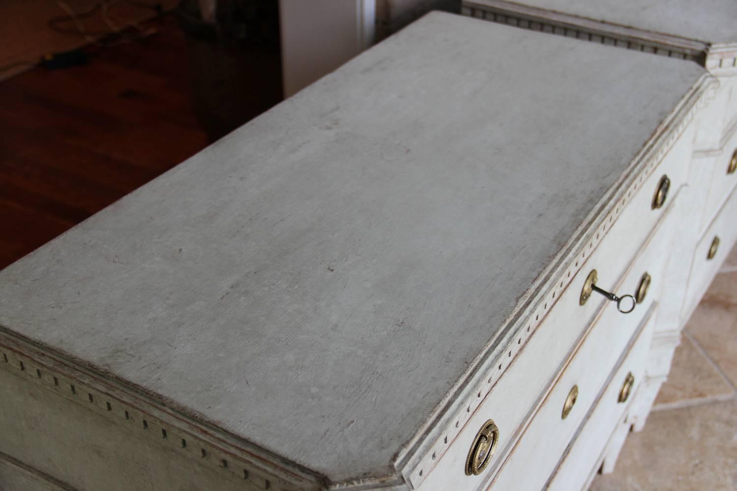 19th Century Pair of Swedish Painted Bedside Chests in the Gustavian Style In Excellent Condition In Wichita, KS