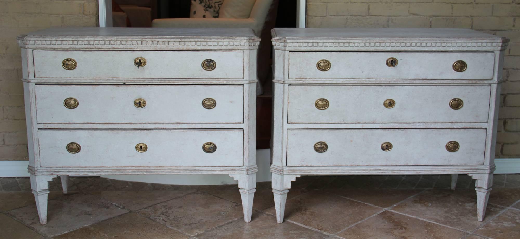 19th Century Pair of Swedish Painted Bedside Chests in the Gustavian Style 1