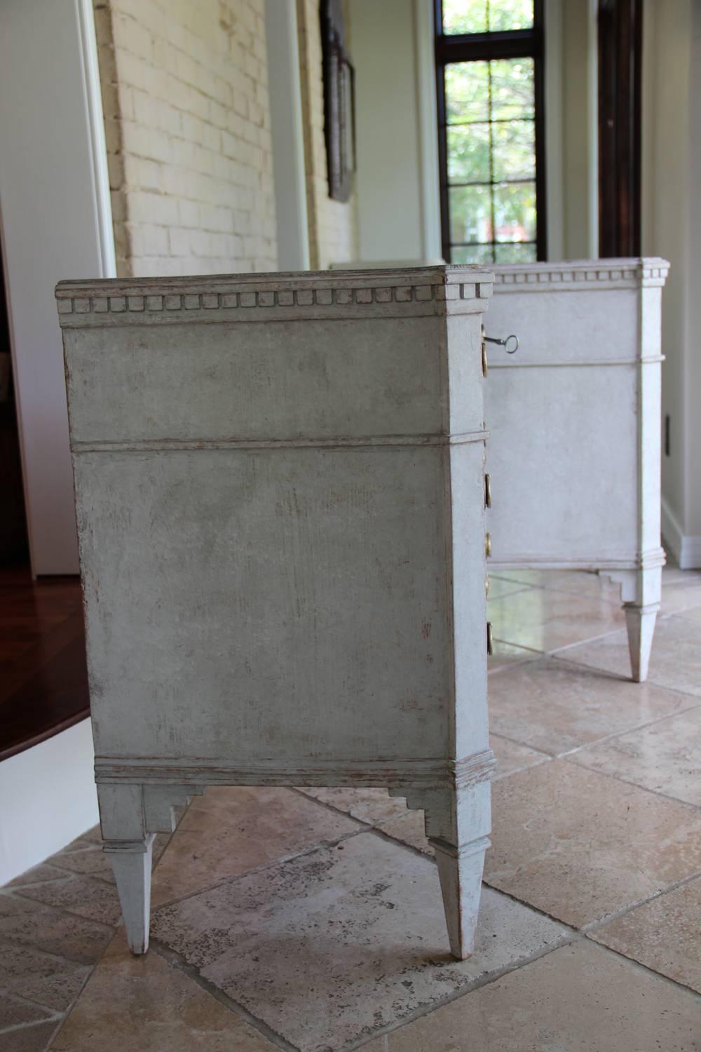 19th Century Pair of Swedish Painted Bedside Chests in the Gustavian Style 4