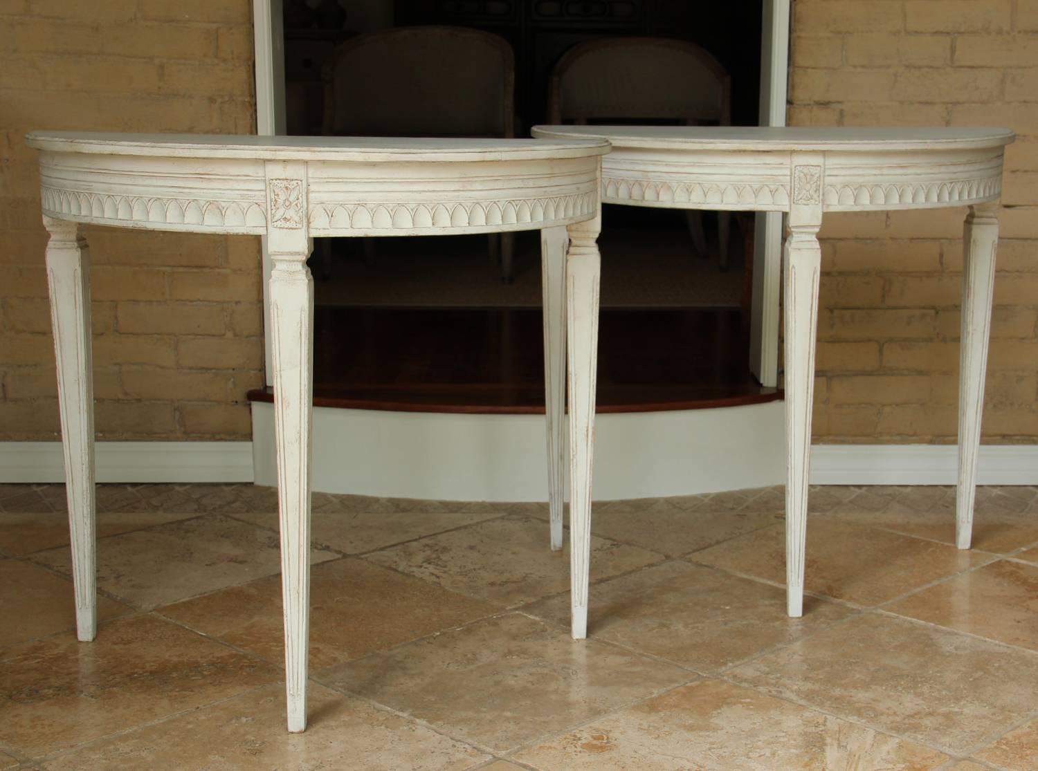 19th Century Pair of Swedish Gustavian Bedside Demilune Console Tables In Excellent Condition In Wichita, KS