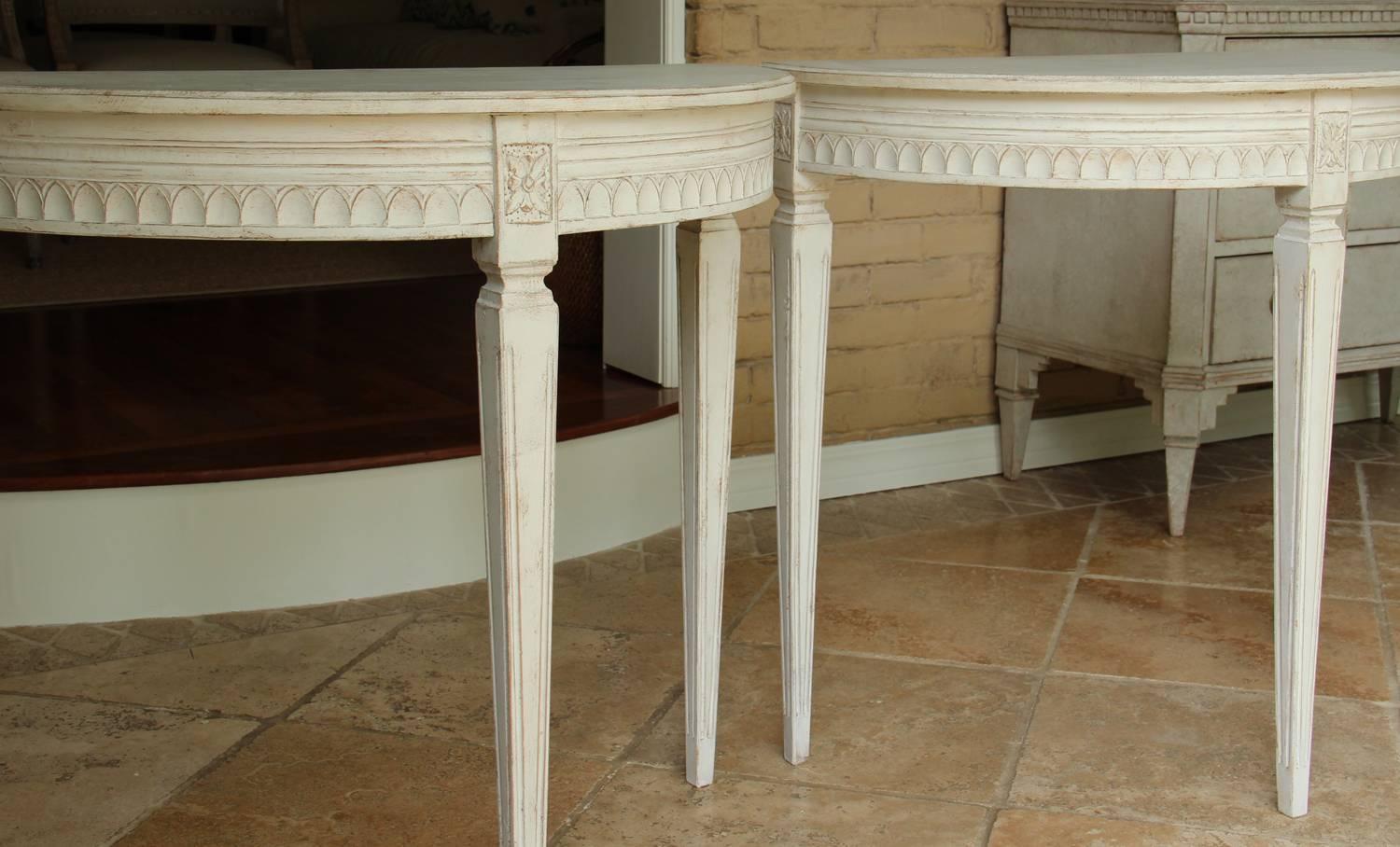 19th Century Pair of Swedish Gustavian Bedside Demilune Console Tables 1