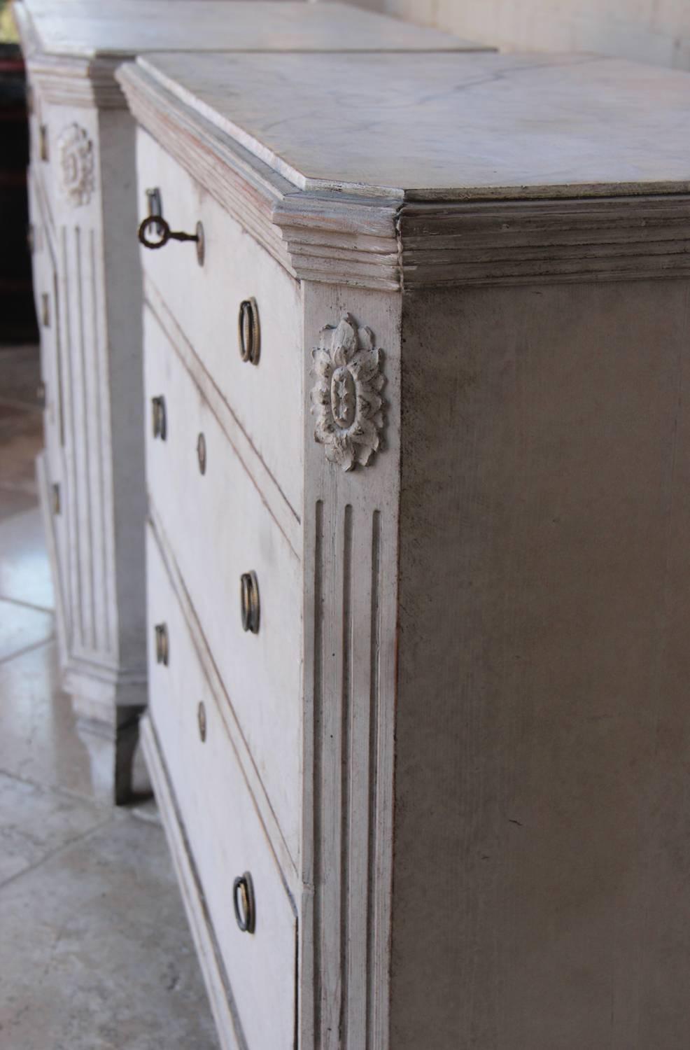 Hand-Painted 19th Century Swedish Gustavian Style Pair of Painted Bedside Chests
