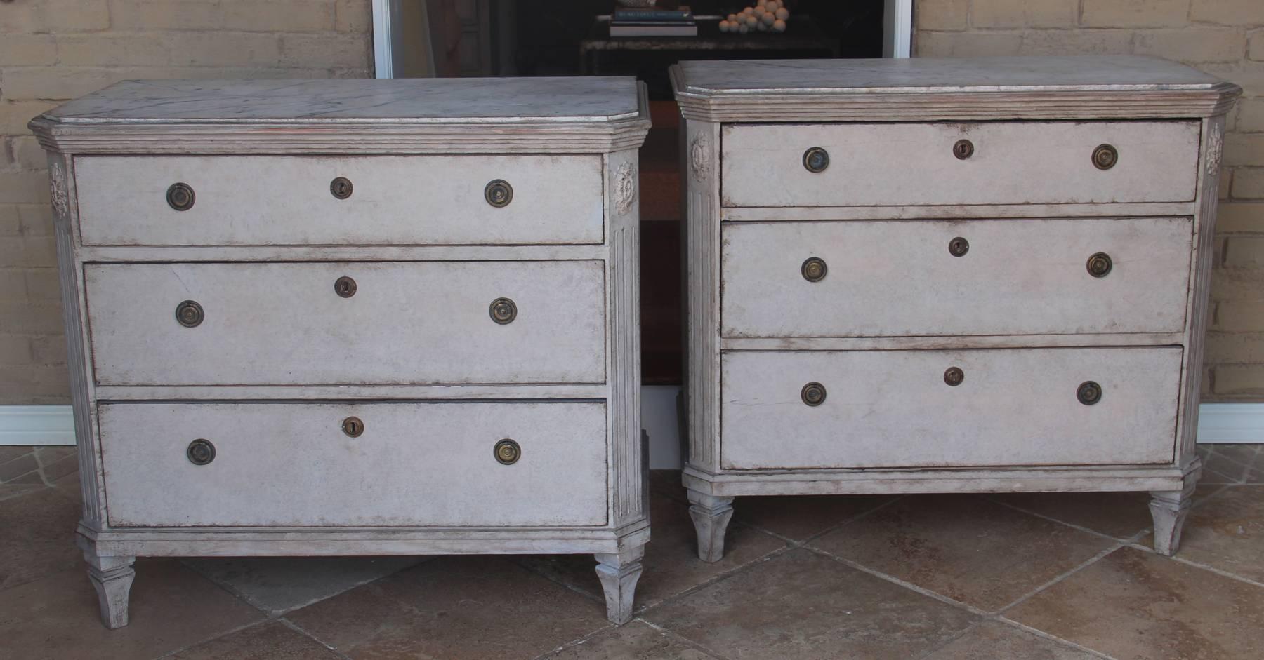 19th Century Swedish Gustavian Style Pair of Painted Bedside Chests In Excellent Condition In Wichita, KS