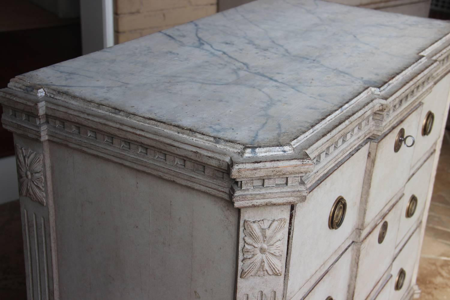 Swedish Gustavian Painted Breakfront Chest with Marbleized Top, 19th Century In Excellent Condition In Wichita, KS