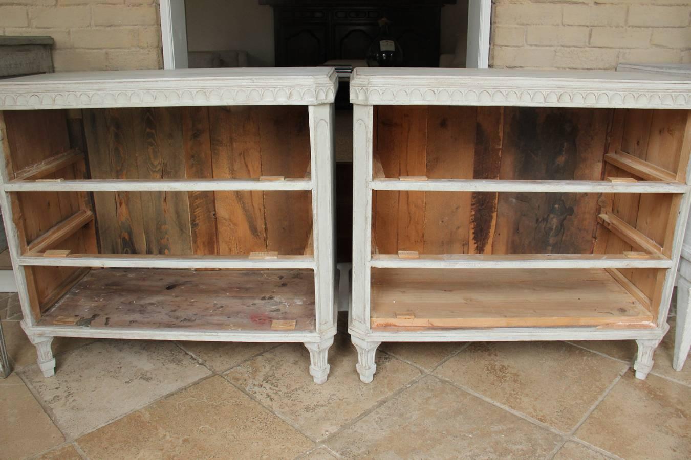 Swedish Gustavian Style Pair of Painted Bedside Chests 2