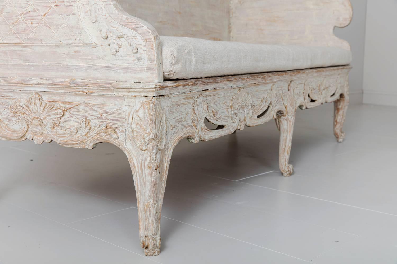 18th Century Swedish Rococo Period Trag Sofa Bench in Original Paint In Excellent Condition For Sale In Wichita, KS