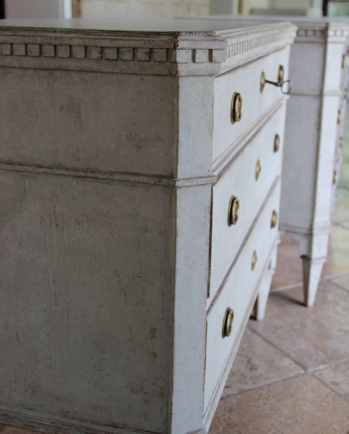 Hand-Carved 19th Century Pair of Swedish Painted Bedside Chests in the Gustavian Style