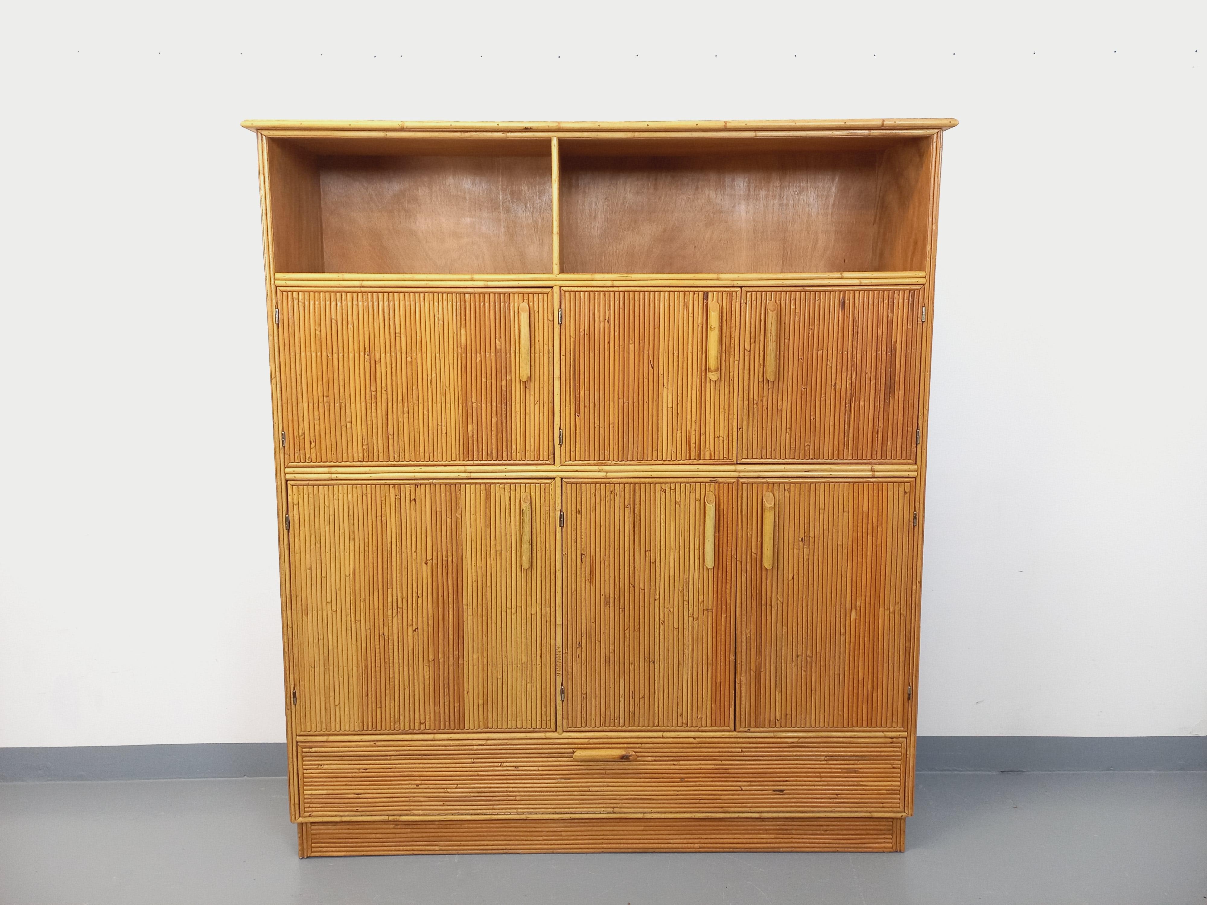 Mobile d'arredamento vintage degli anni '60, in rotin e bois de hêtre clair. Un gran numero di spazi: nicchie aperte, 1 grande nicchia chiusa in basso, numerose porte con tasche interne, finestre in legno, croisillons in legno sui lati, un design