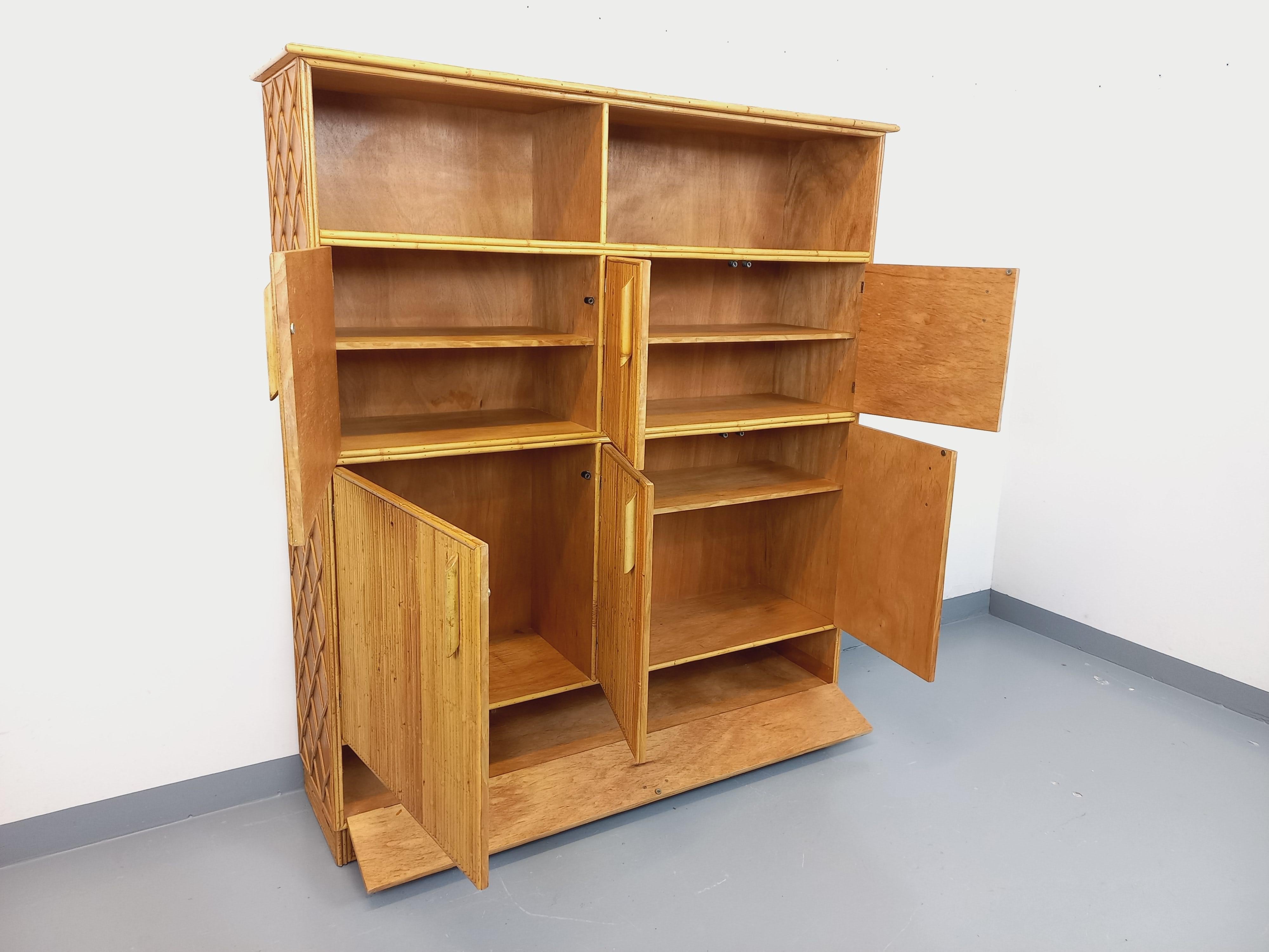 Mobile d'arredamento d'epoca in legno e legno chiaro degli anni '60 in vendita 1