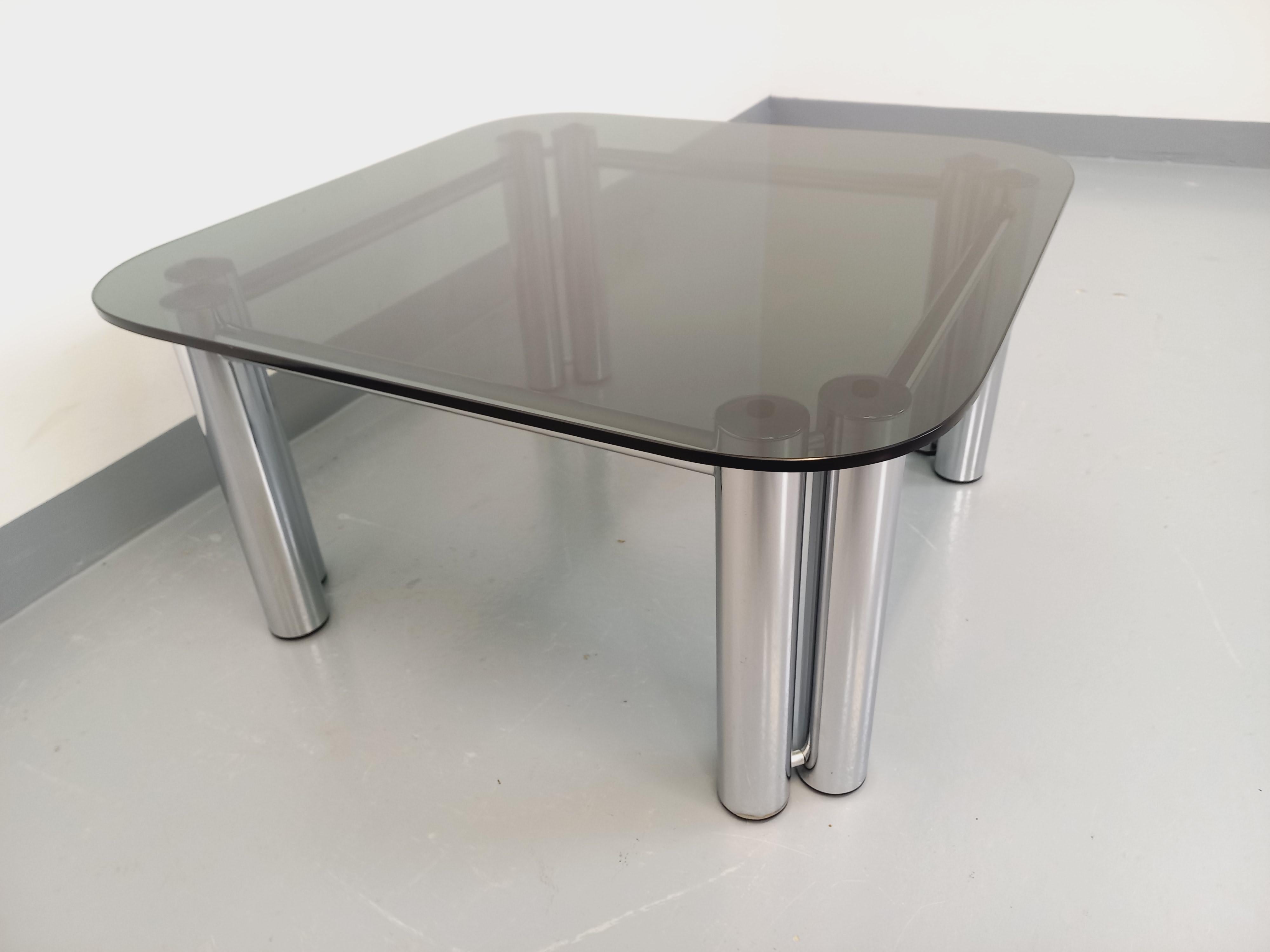 Métal Table basse carrée italienne A Space vintage en verre fumé et métal chromé en vente