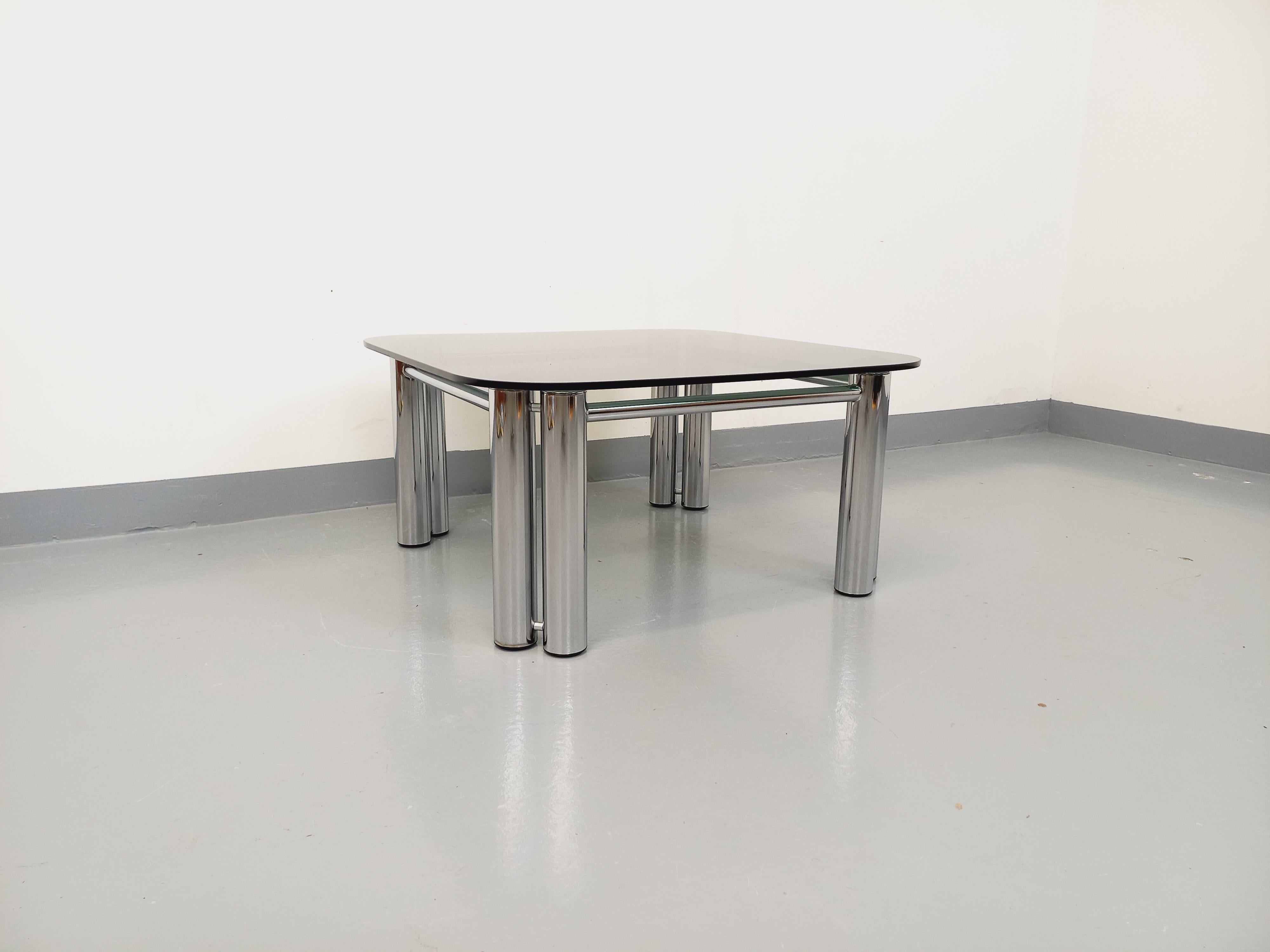 Table basse carrée italienne A Space vintage en verre fumé et métal chromé Bon état - En vente à BESANÇON, FR