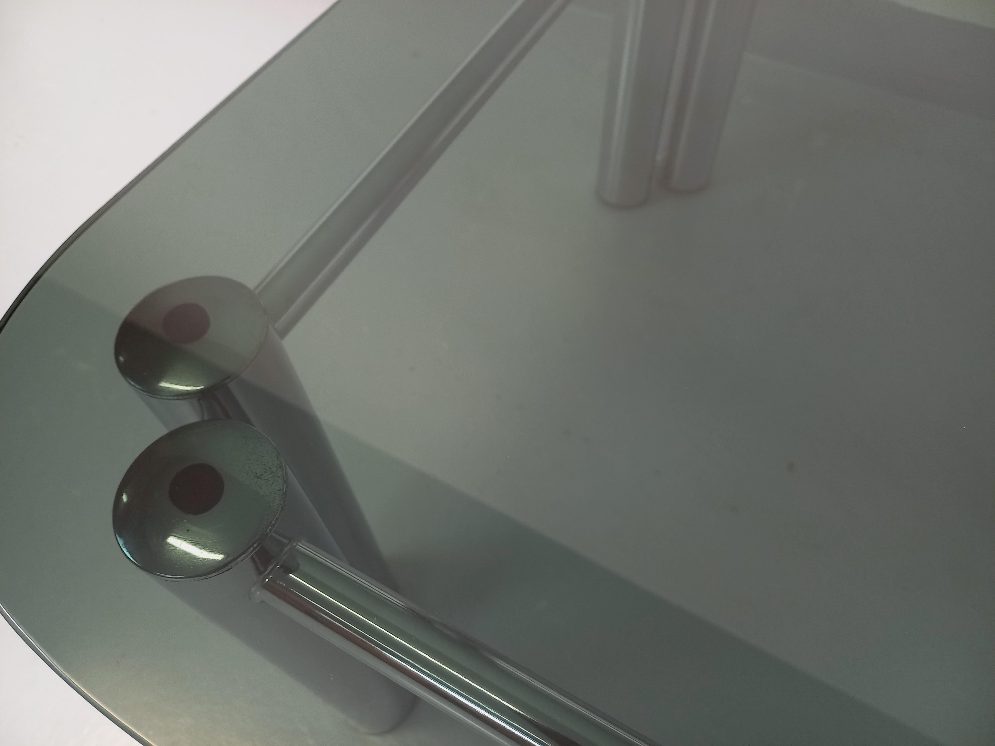 Table basse carrée italienne A Space vintage en verre fumé et métal chromé en vente 3
