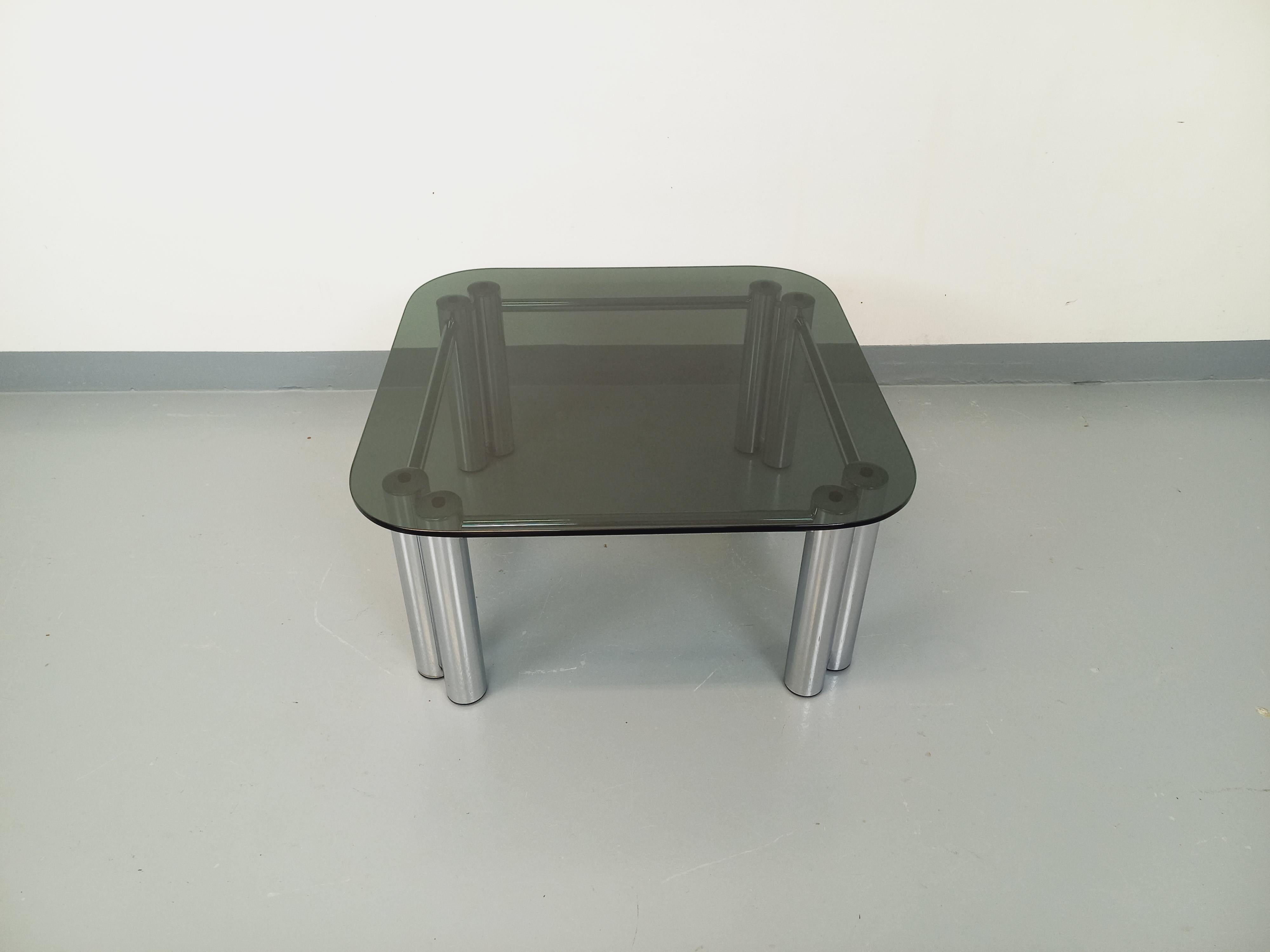 Mid-Century Modern Table basse carrée italienne A Space vintage en verre fumé et métal chromé en vente