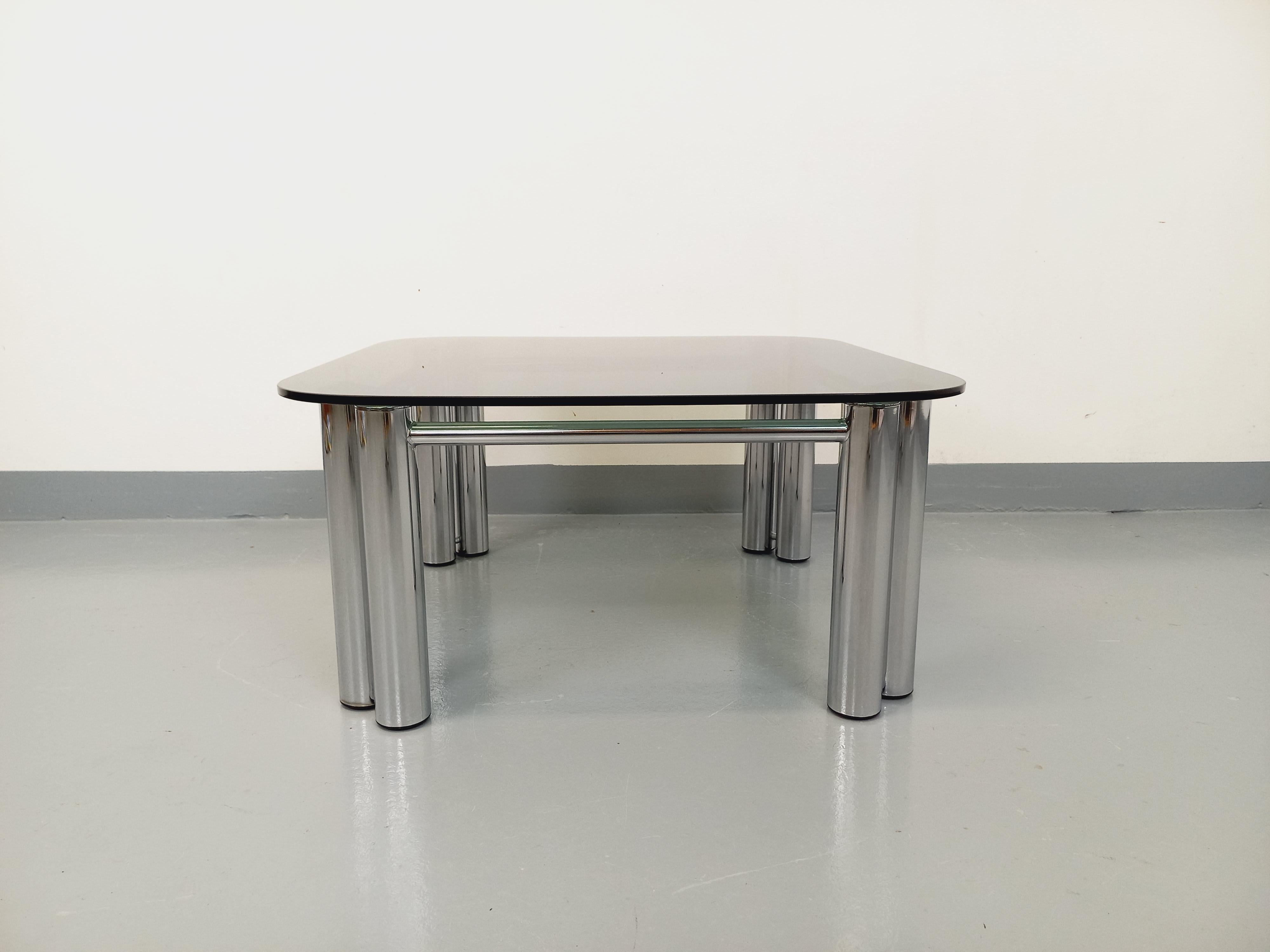 Table basse carrée italienne A Space vintage en verre fumé et métal chromé en vente 4