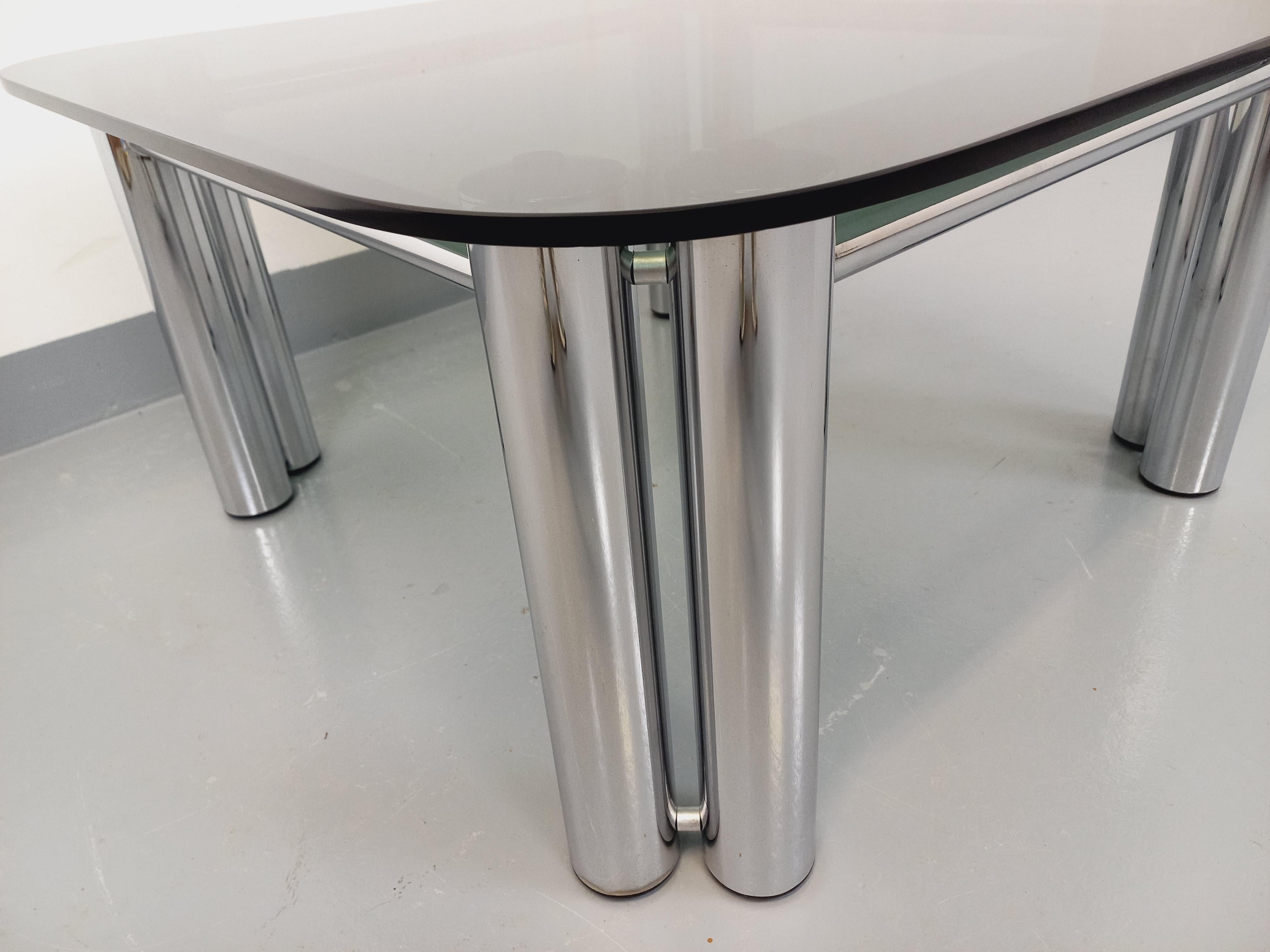 Table basse carrée italienne A Space vintage en verre fumé et métal chromé en vente 1