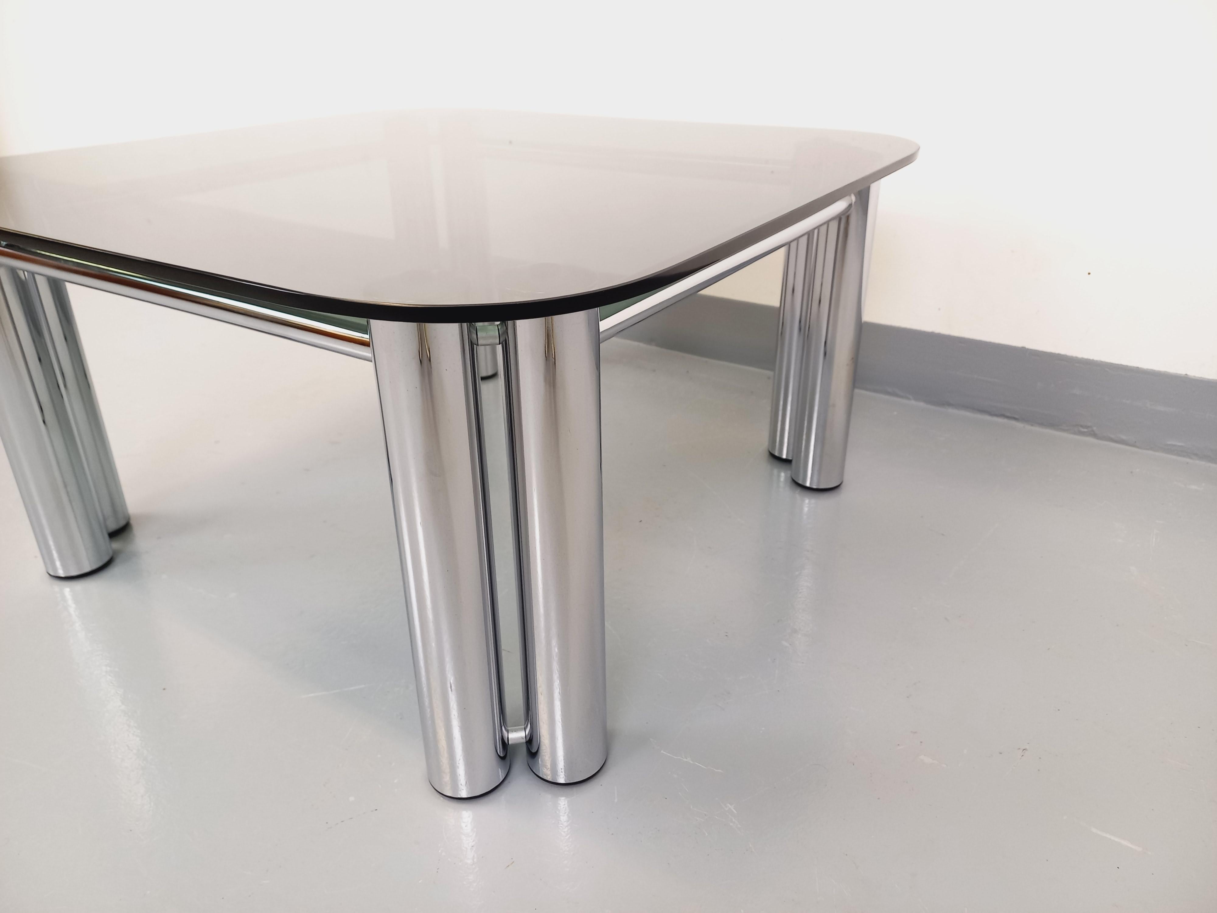 Table basse carrée italienne A Space vintage en verre fumé et métal chromé en vente 7