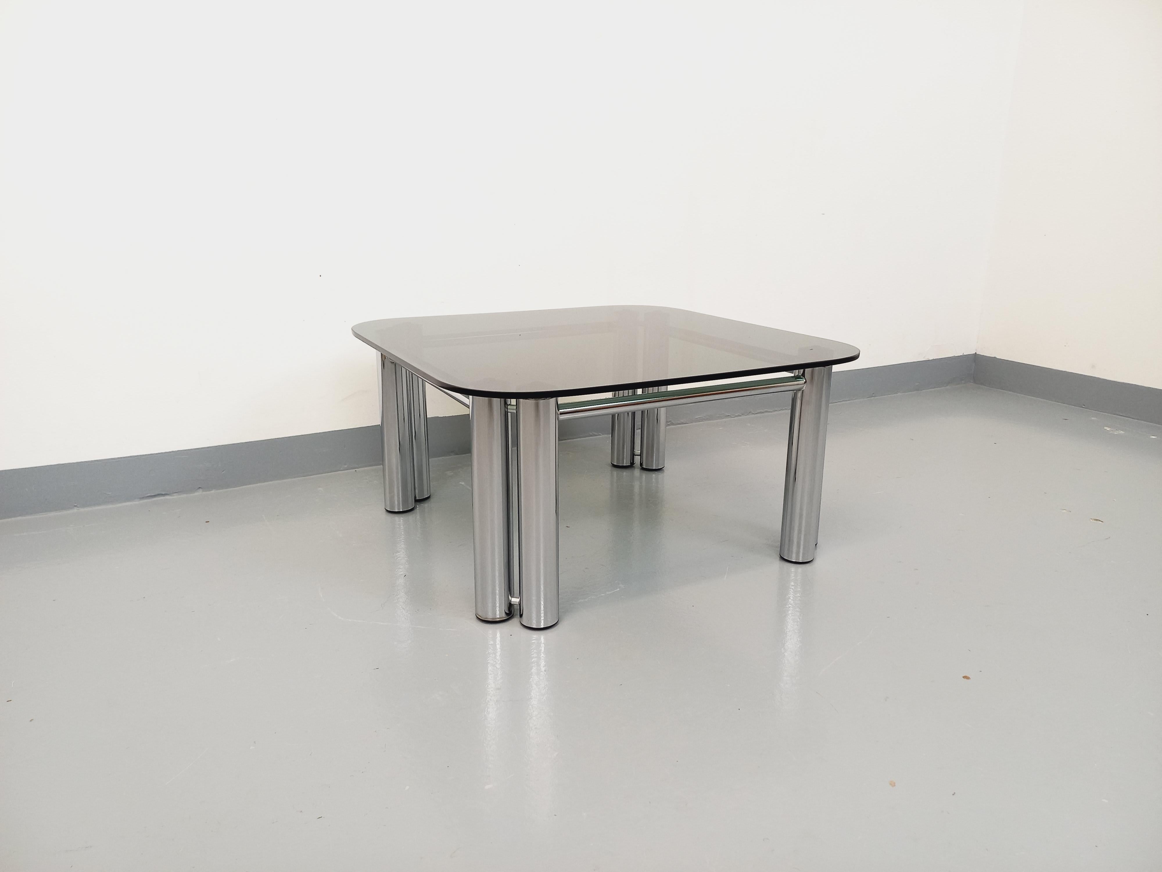 Table basse carrée italienne A Space vintage en verre fumé et métal chromé en vente 5