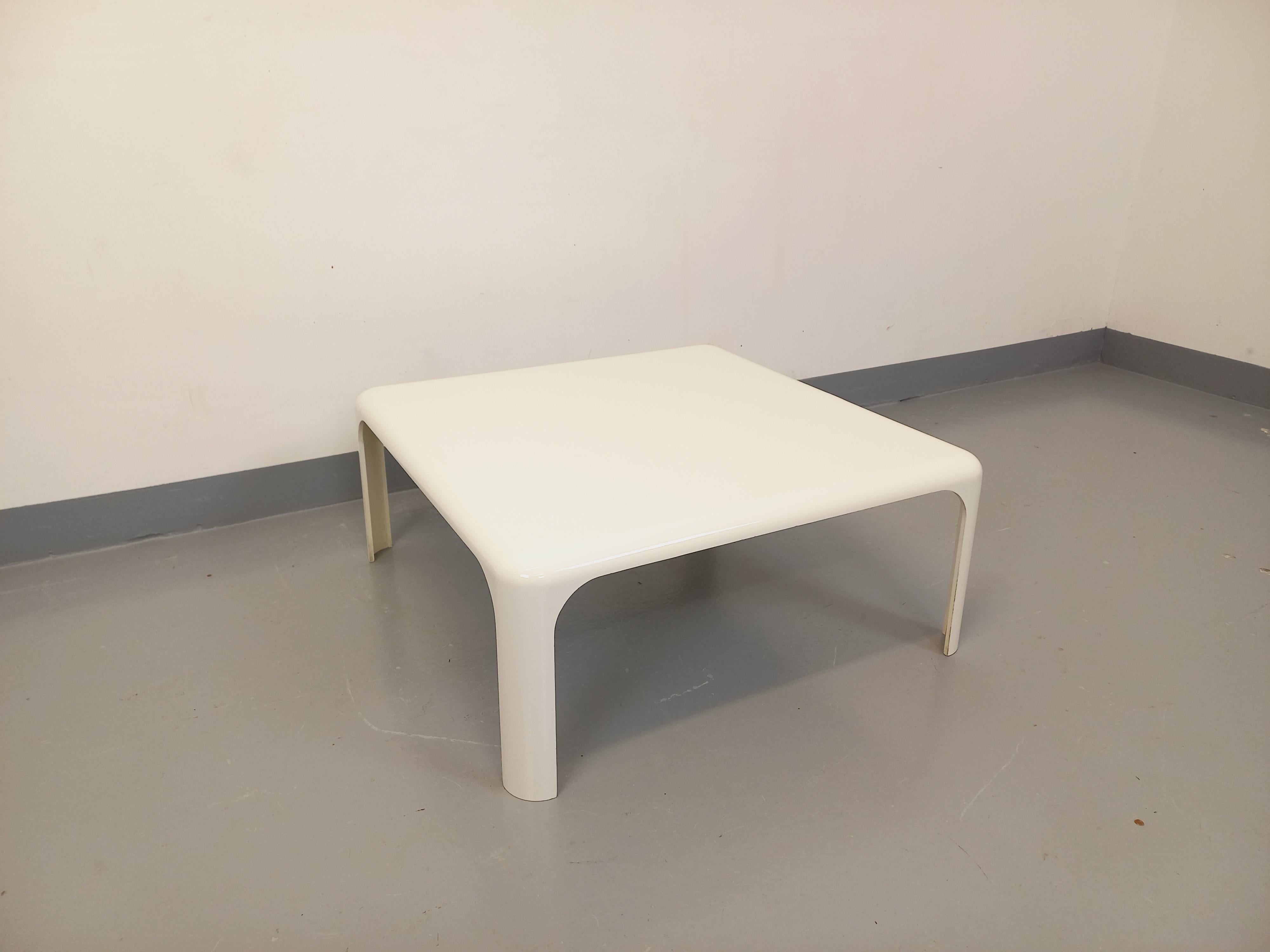 Fibre de verre Table basse carrée italienne vintage Demetrio 70 de Vico Magistretti en vente