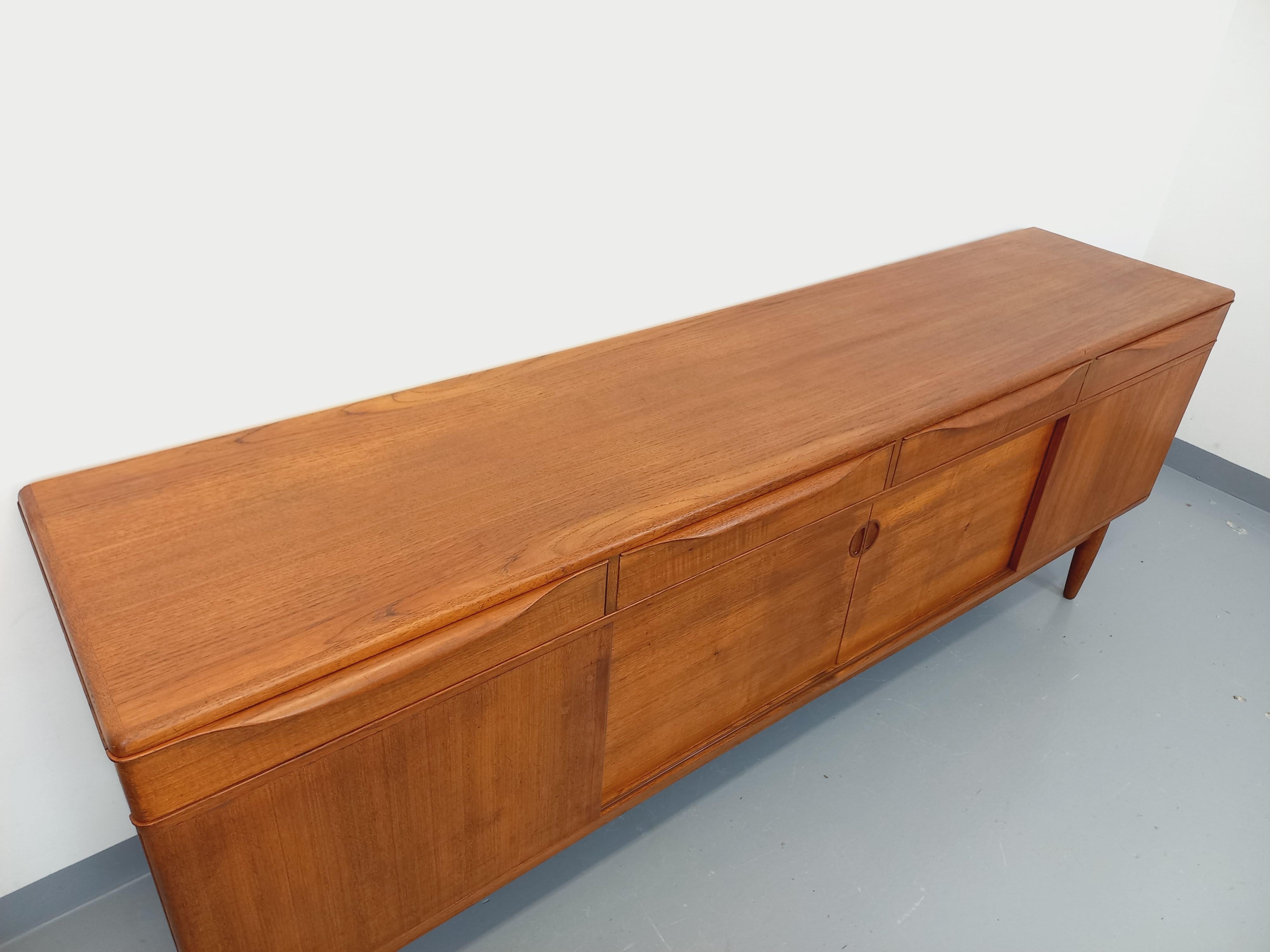 Scandinavo Enfilade vintage scandinava in teck degli anni '60 Johannes Andersen per Samcom in vendita