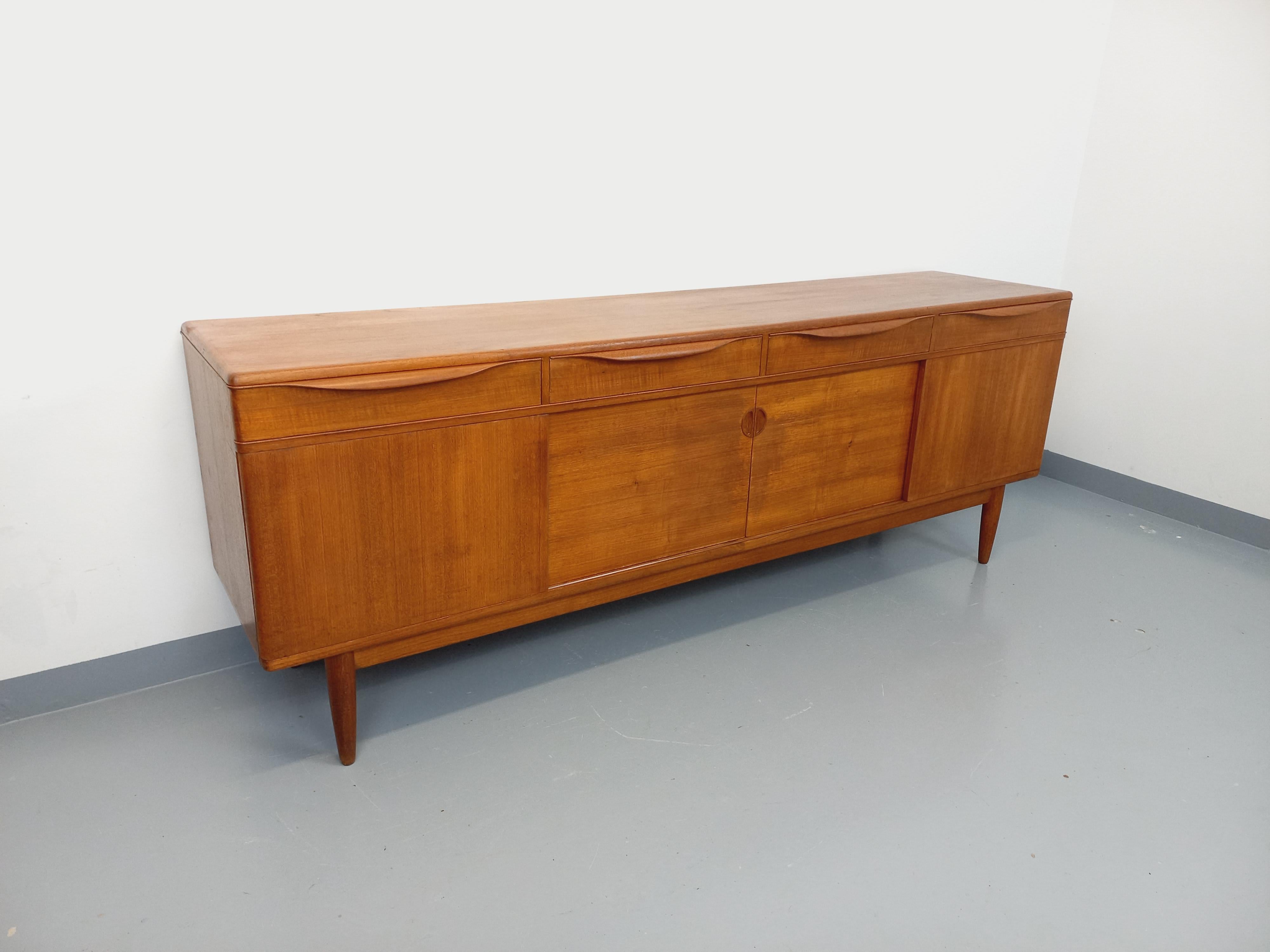 Scandinavo moderno Enfilade vintage scandinava in teck degli anni '60 Johannes Andersen per Samcom in vendita