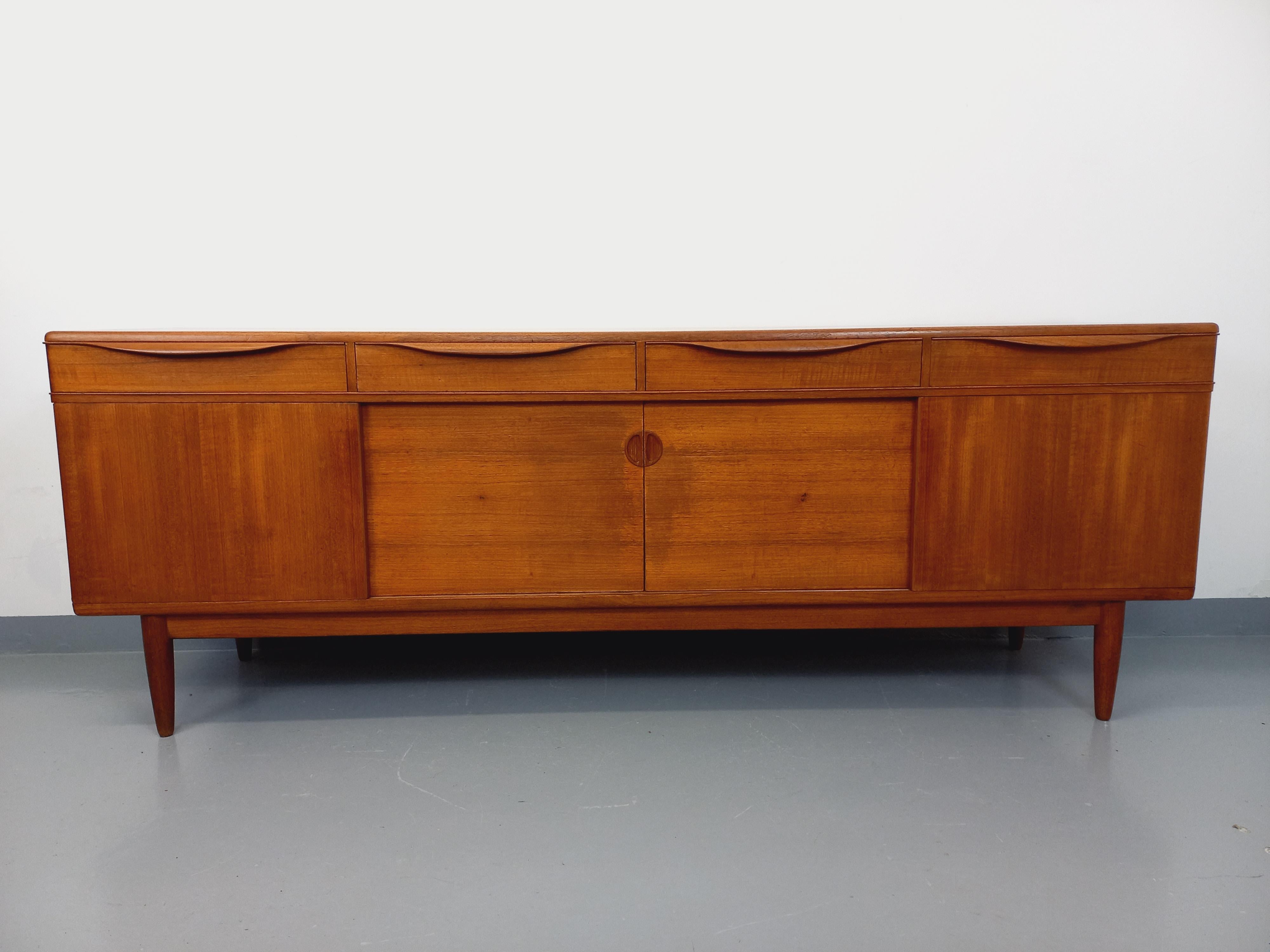 Enfilade basse vintage scandinave des années 60, en teck, attribuée au designer danois Johannes Andersen pour Samcom (estampille Samcom), pieds compas, très beau design scandinave et belles finitions. Beaucoup de rangements : 4 portes coulissantes