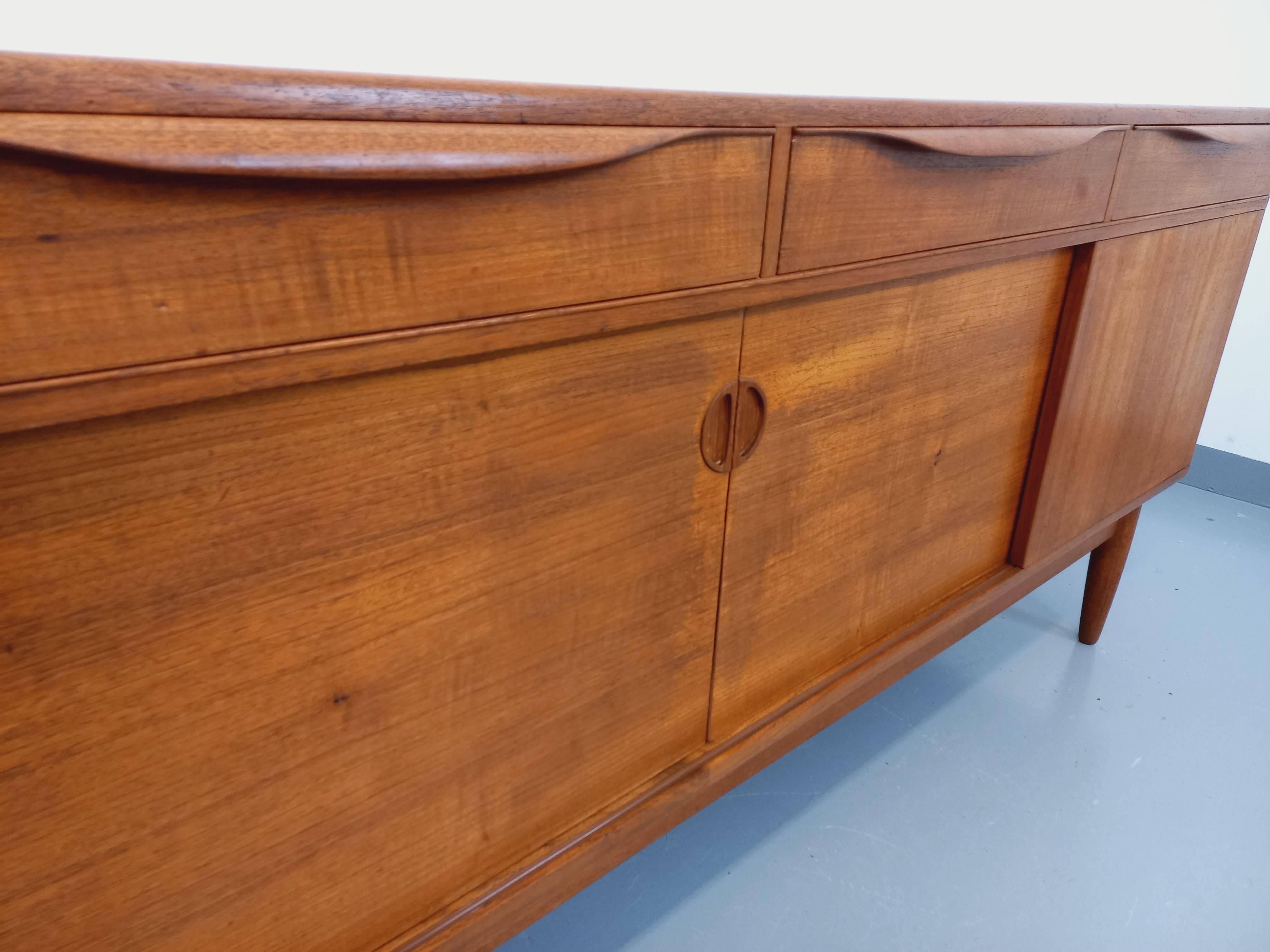 Metà XX secolo Enfilade vintage scandinava in teck degli anni '60 Johannes Andersen per Samcom in vendita