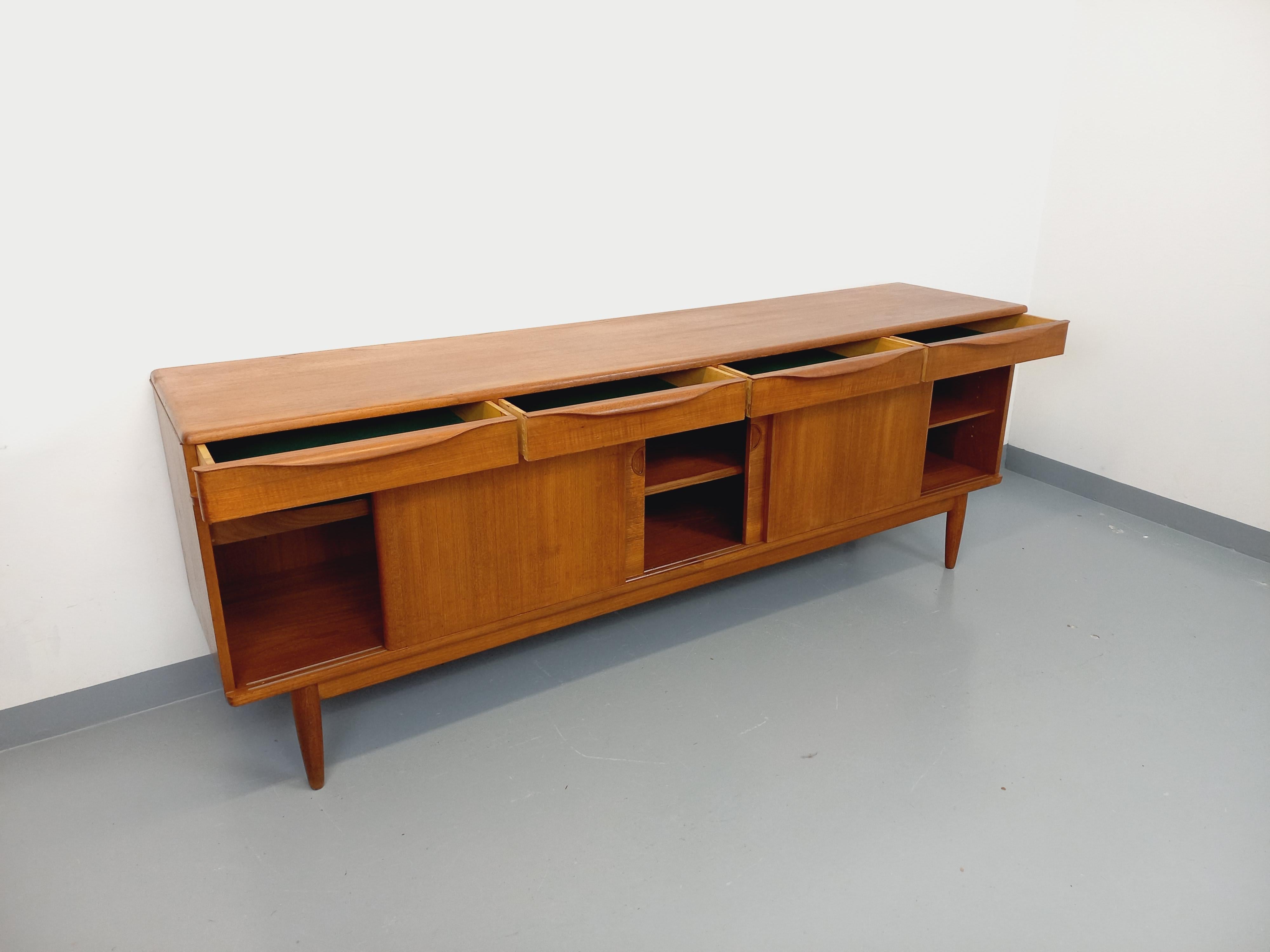 Enfilade vintage scandinava in teck degli anni '60 Johannes Andersen per Samcom in vendita 2