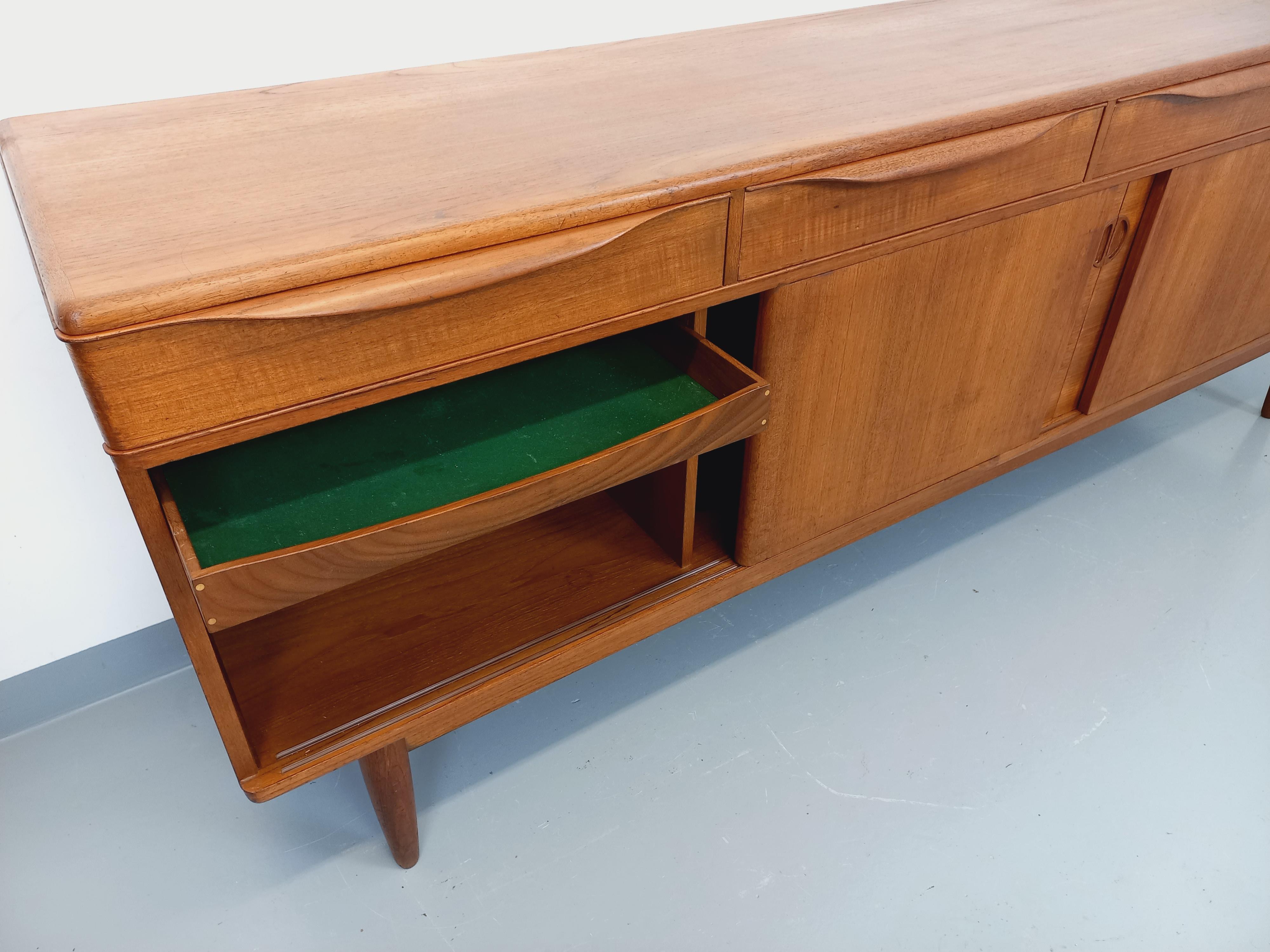 Enfilade vintage scandinava in teck degli anni '60 Johannes Andersen per Samcom in vendita 3