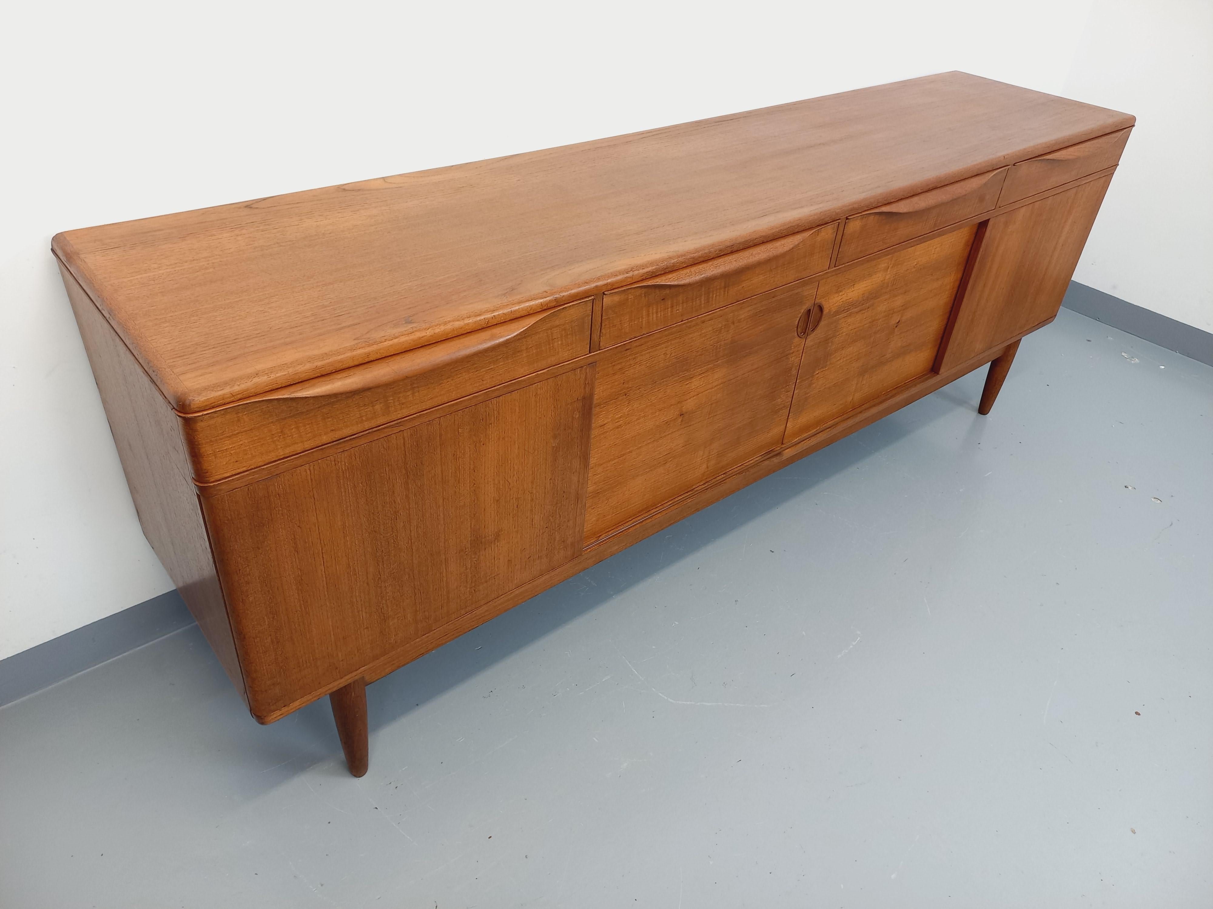 Enfilade vintage scandinava in teck degli anni '60 Johannes Andersen per Samcom in vendita 6