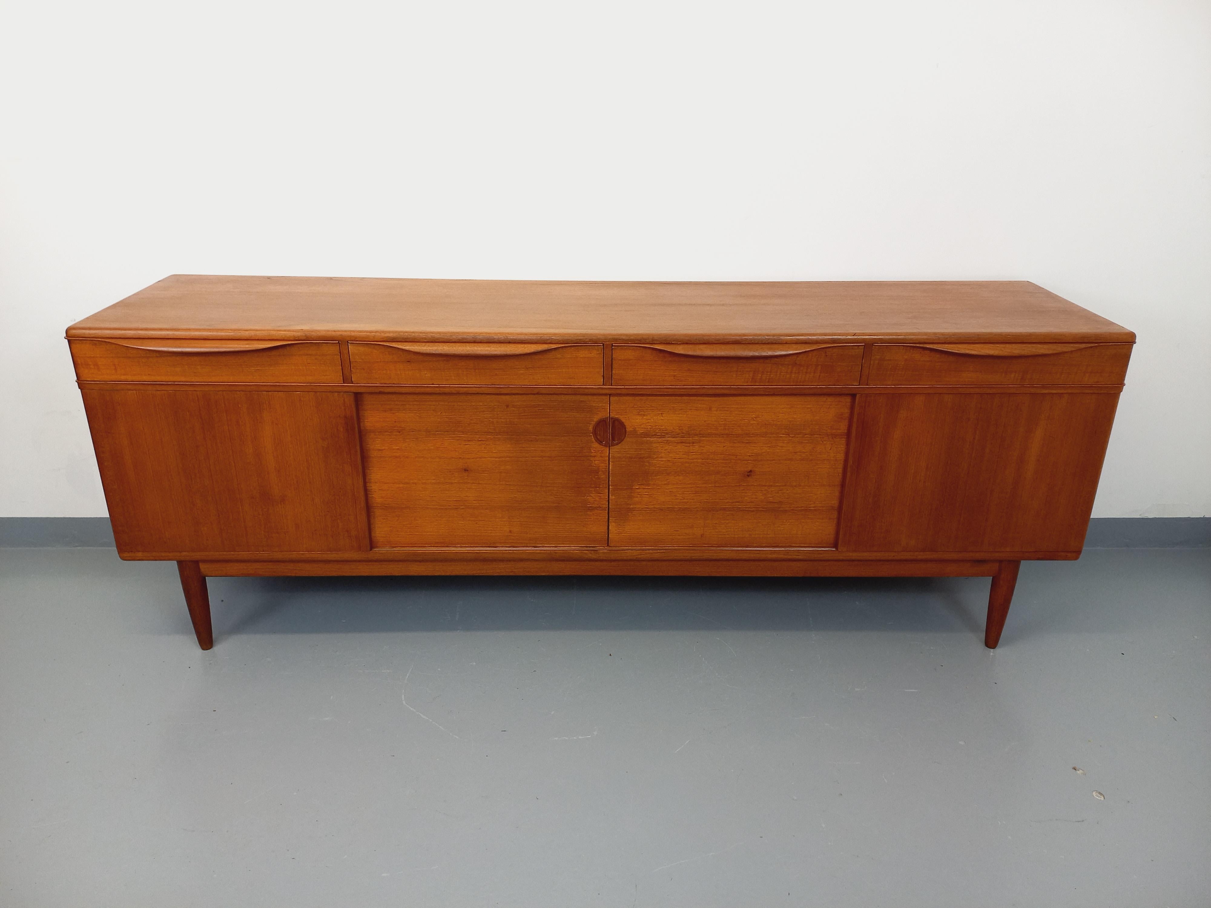 Enfilade vintage scandinava in teck degli anni '60 Johannes Andersen per Samcom in vendita 5