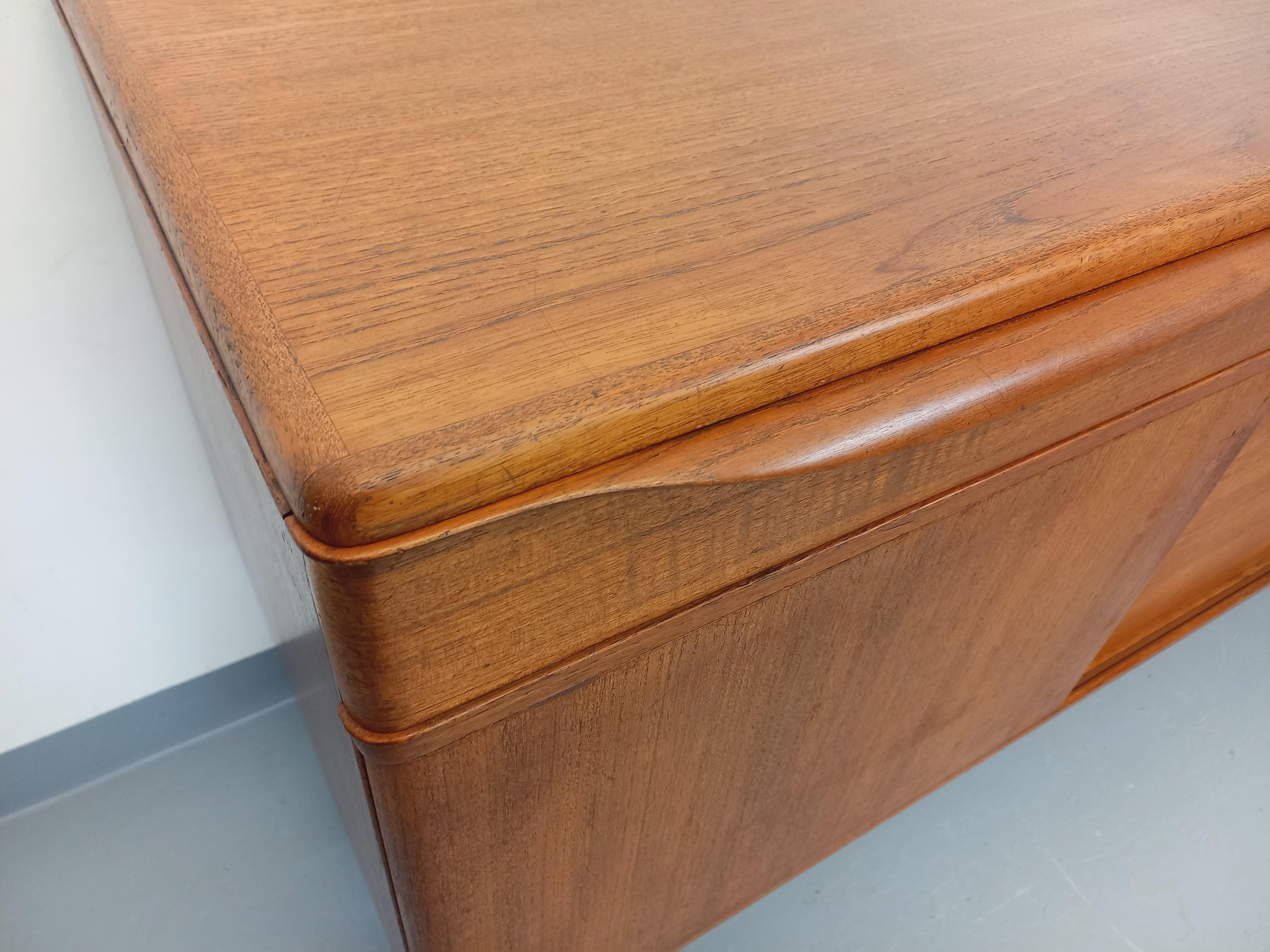 Enfilade vintage scandinava in teck degli anni '60 Johannes Andersen per Samcom in vendita 10