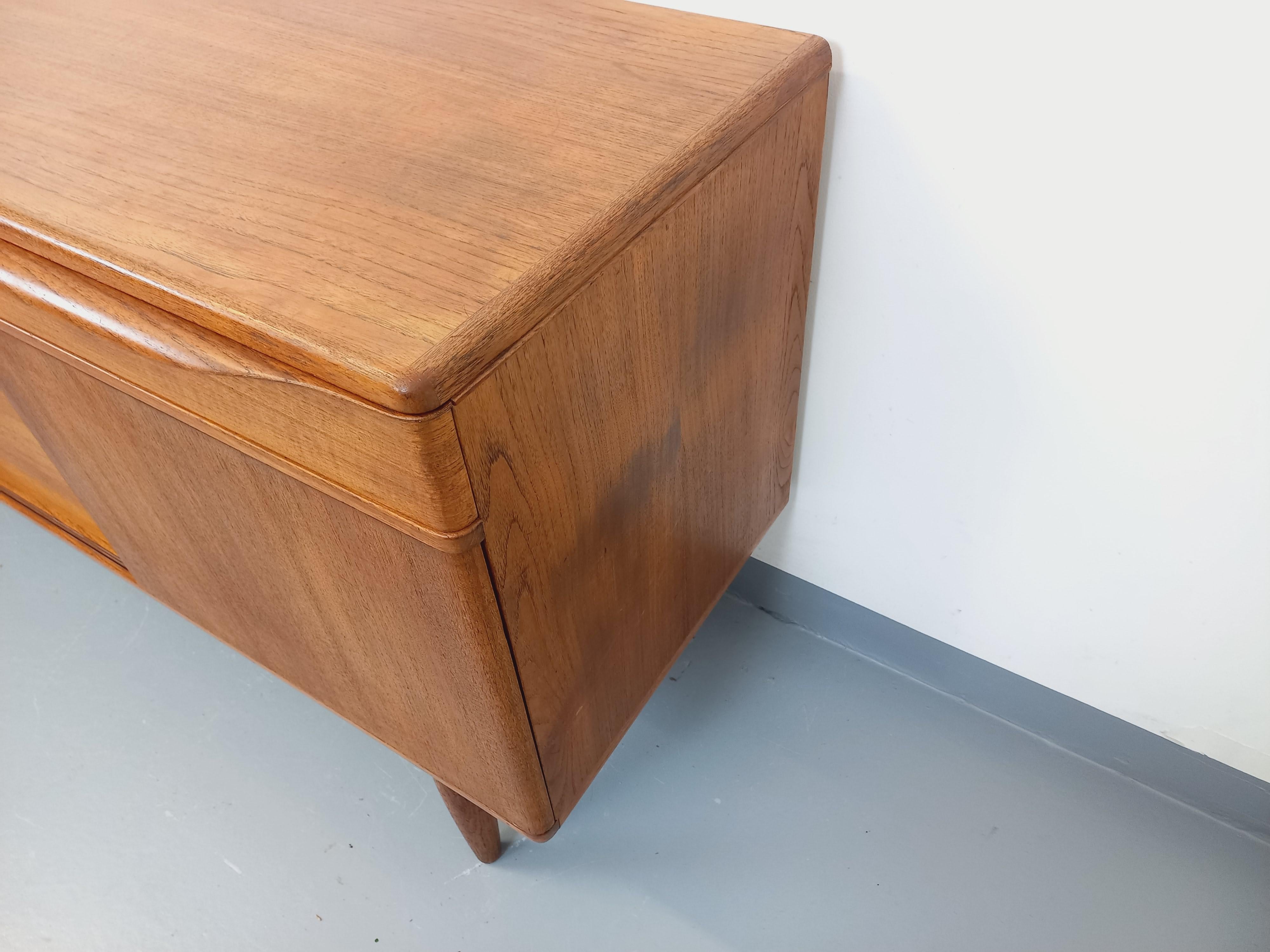 Enfilade vintage scandinava in teck degli anni '60 Johannes Andersen per Samcom in vendita 9