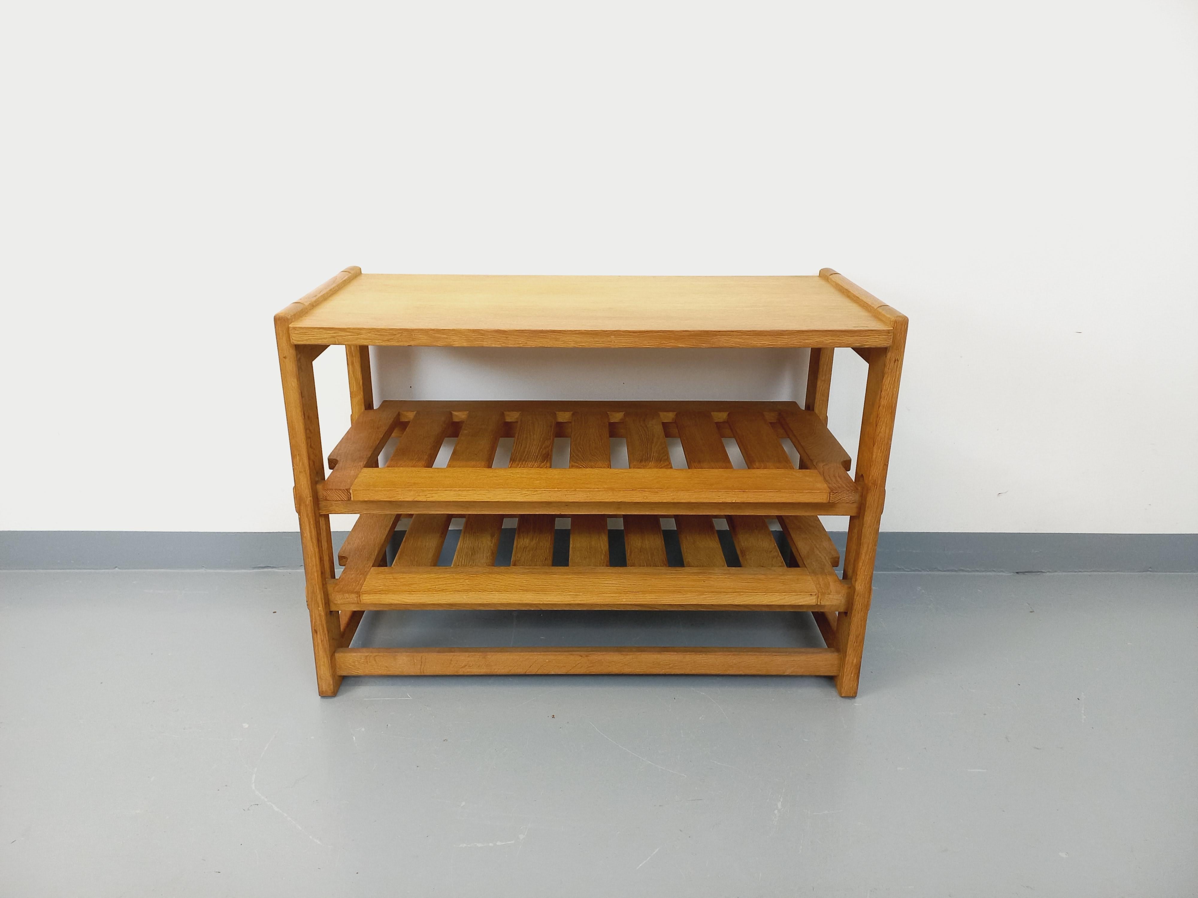 Mid-Century Modern Meuble de rangement ouvert vintage Guillerme et Chambron en chêne massif For Sale