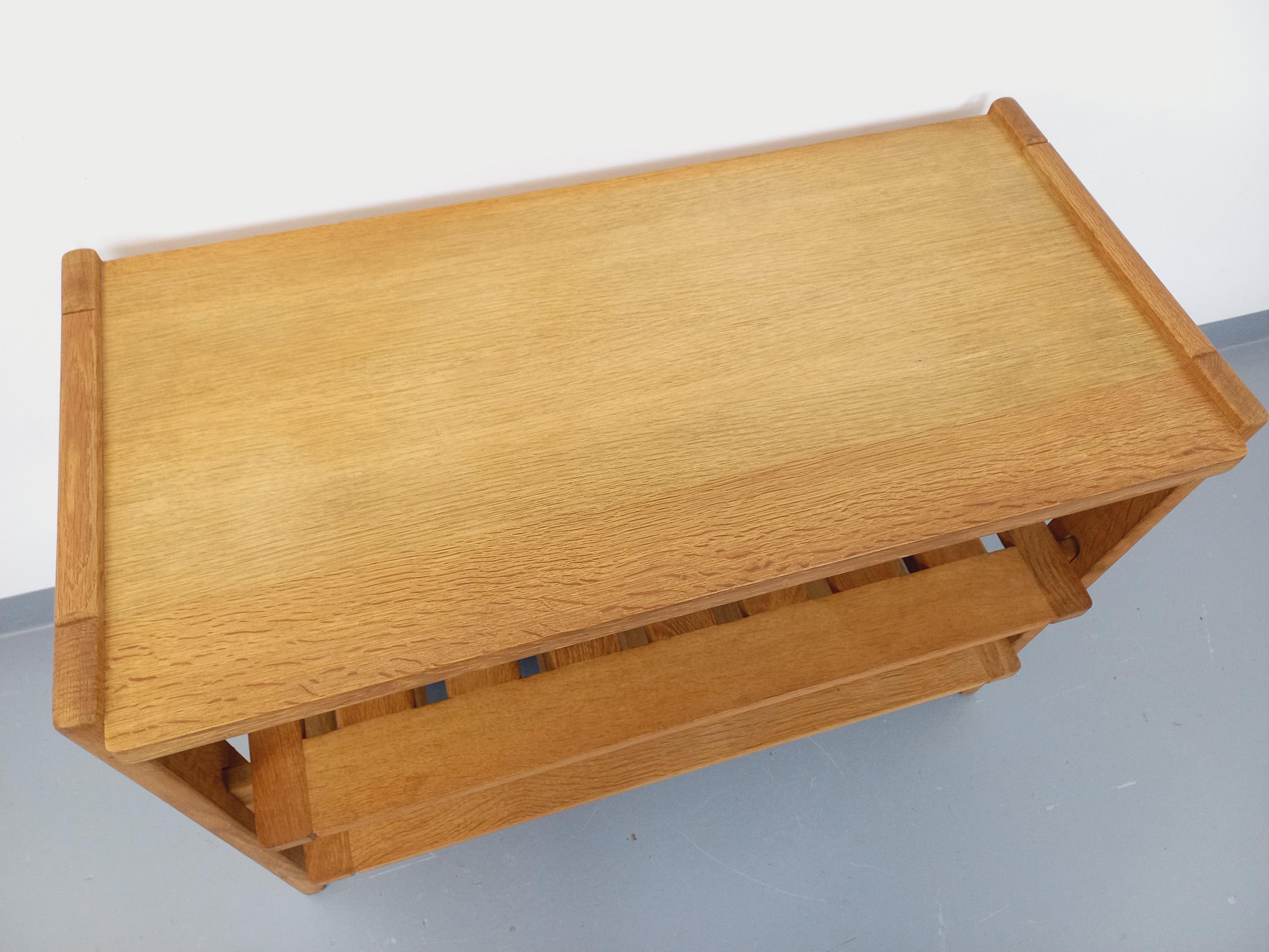 Wood Meuble de rangement ouvert vintage Guillerme et Chambron en chêne massif For Sale