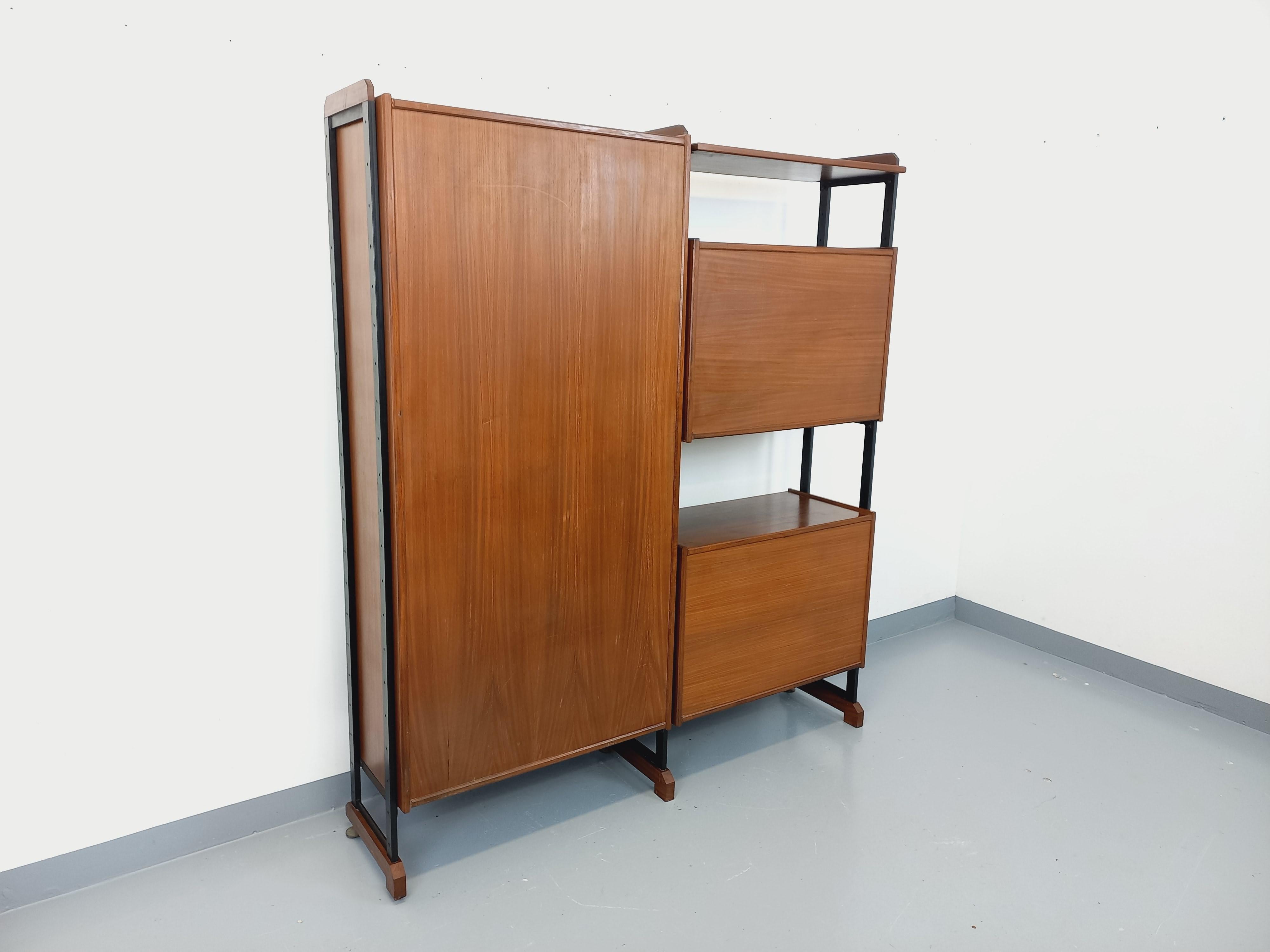 Bibliothèque étagère modulable vintage des années 60, en 2 parties, design italien, en teck et métal noir. Mucho espacio: armarios abiertos, 1 cajón con 2 puertas pequeñas y armario interior, 1 cajón con 4 tiradores y 1 puerta, 1 módulo con 2