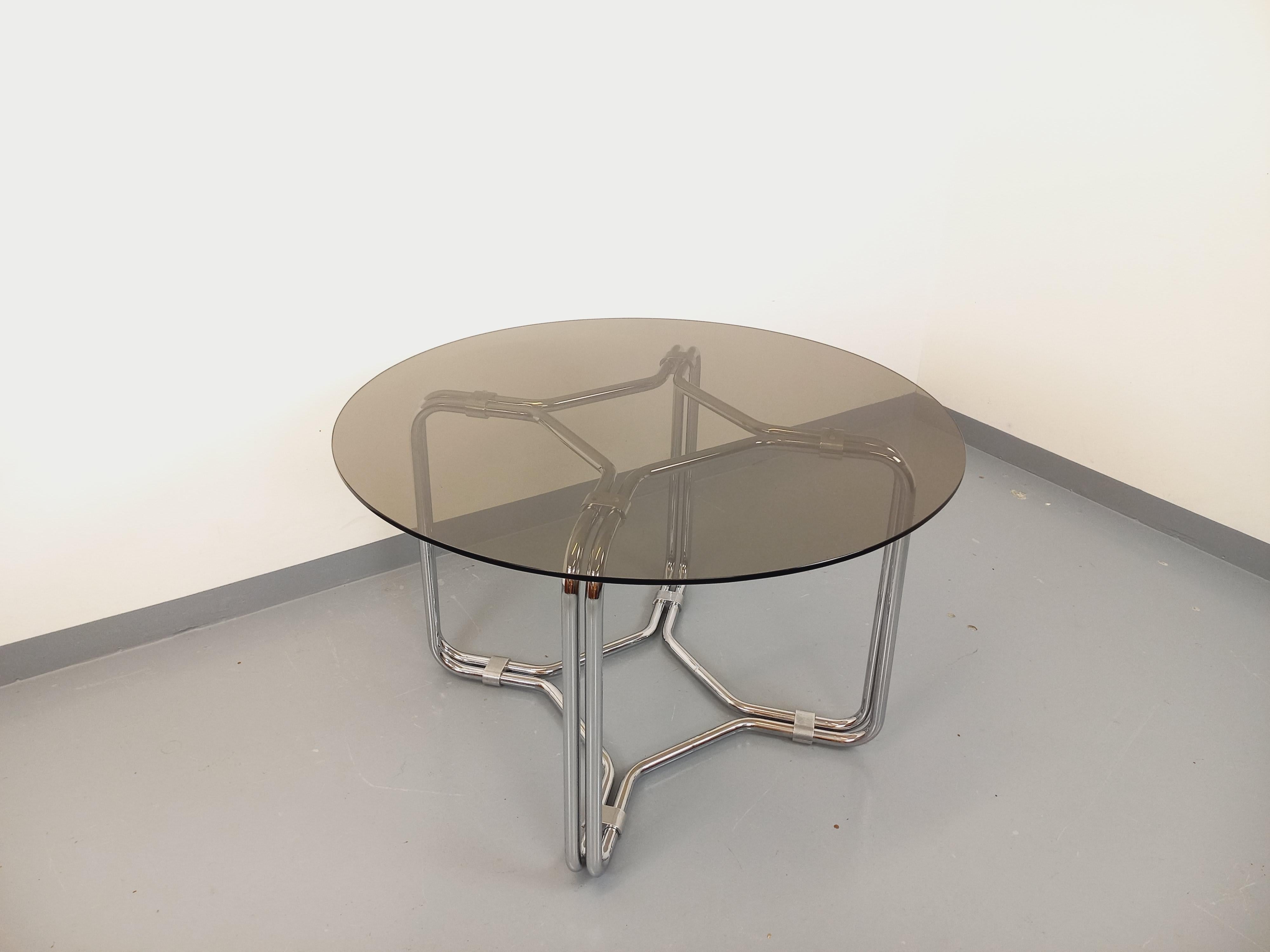 Ère spatiale Table ronde de repas vintage en verre fumé et métal chromé style A Space en vente