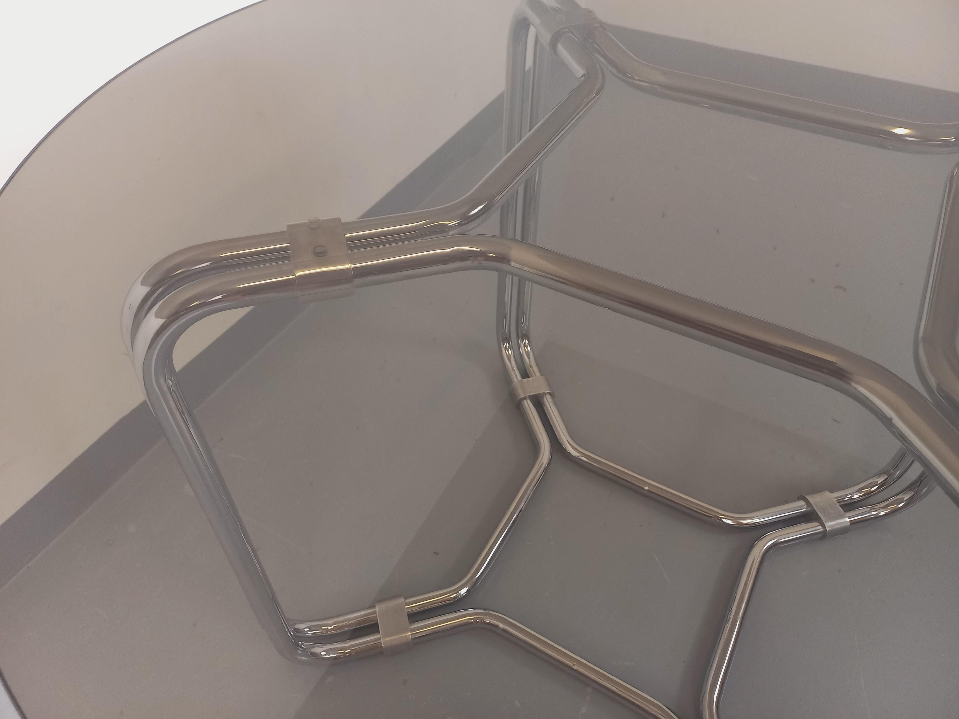 Table ronde de repas vintage en verre fumé et métal chromé style A Space en vente 3
