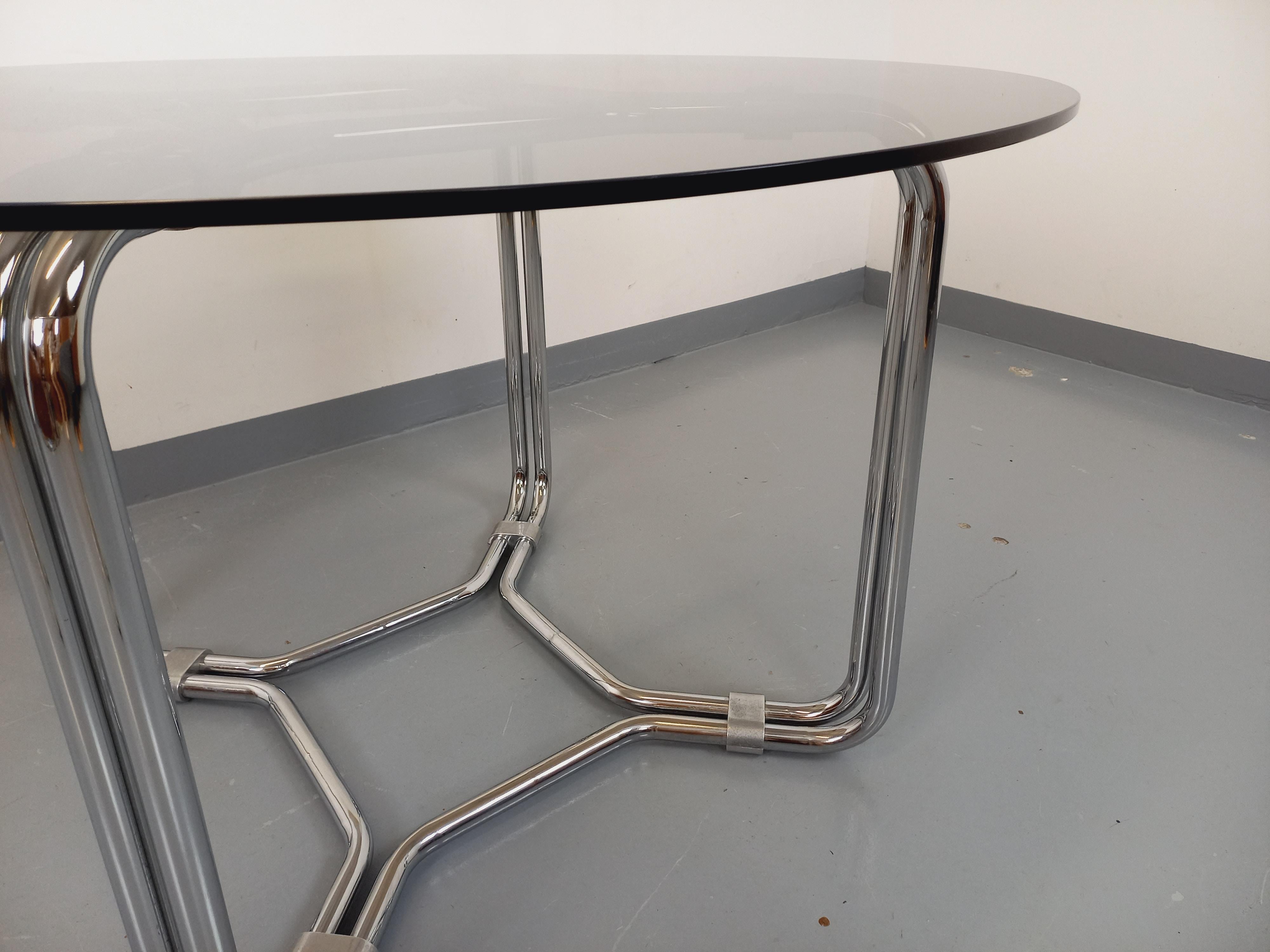 Table ronde de repas vintage en verre fumé et métal chromé style A Space en vente 1